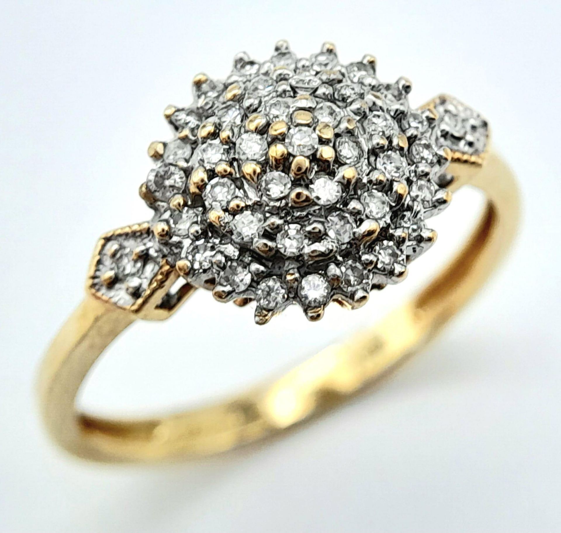 A 9K YELLOW GOLD DIAMOND SET CLUSTER RING. 0.25CTW. 2.2G. SIZE Q. - Bild 4 aus 6