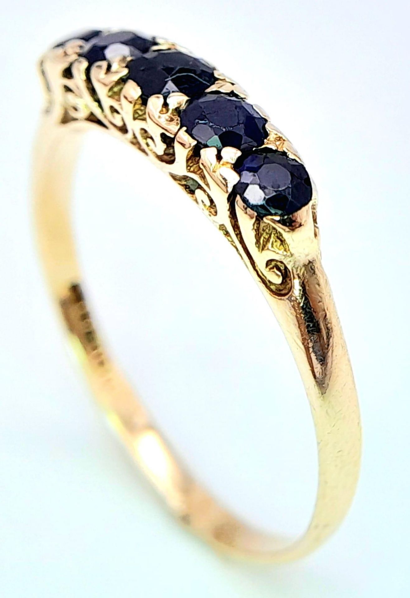 A 9K YELLOW GOLD SAPPHIRE SET 5 STONE RING. 1.8G. SIZE Q - Bild 3 aus 5