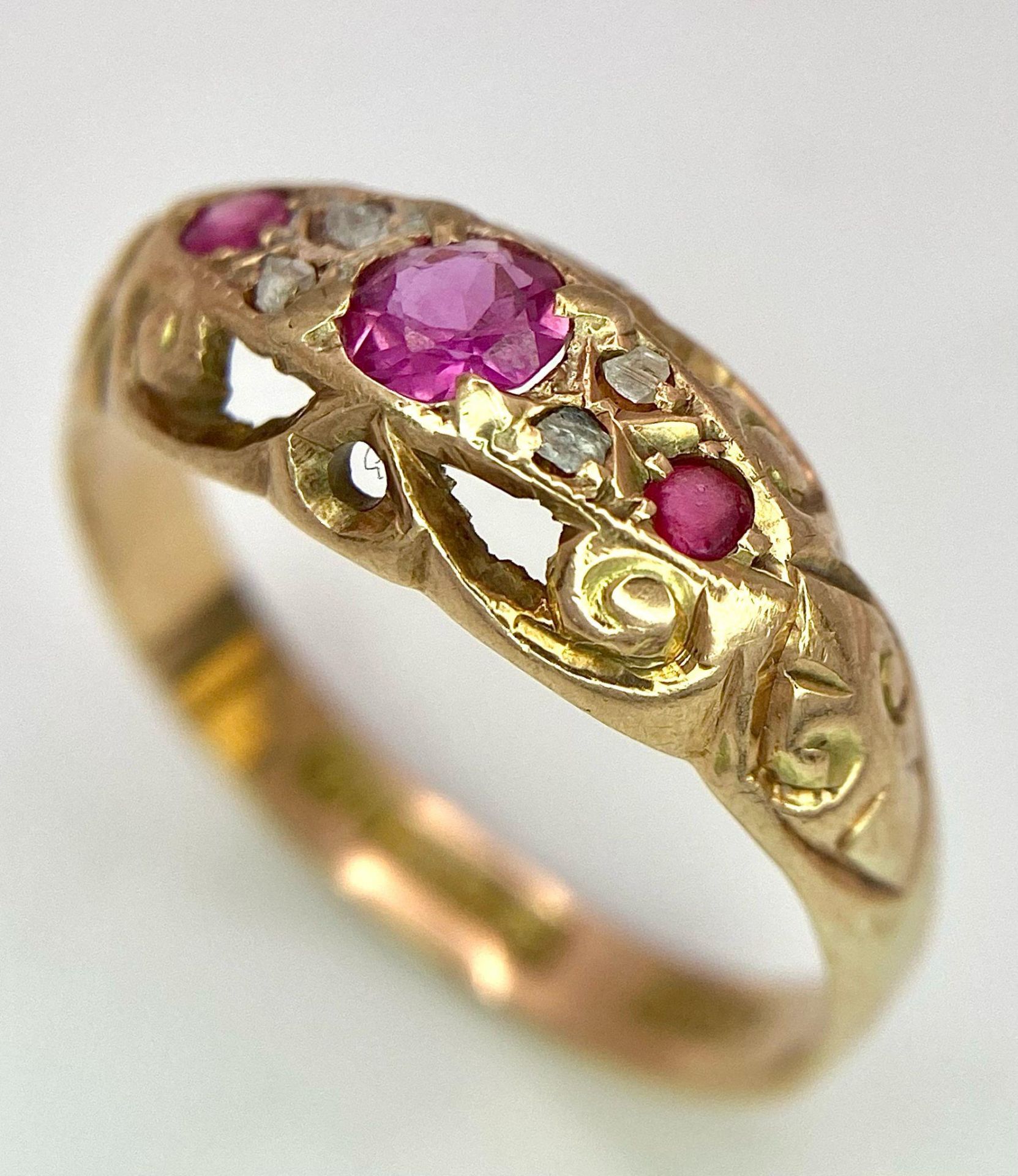 A 9K YELLOW GOLD KING GEORGE II ANTIQUE DIAMOND & RED STONE RING ( BELIEVED TO BE RUBY ). RING 1.8G.