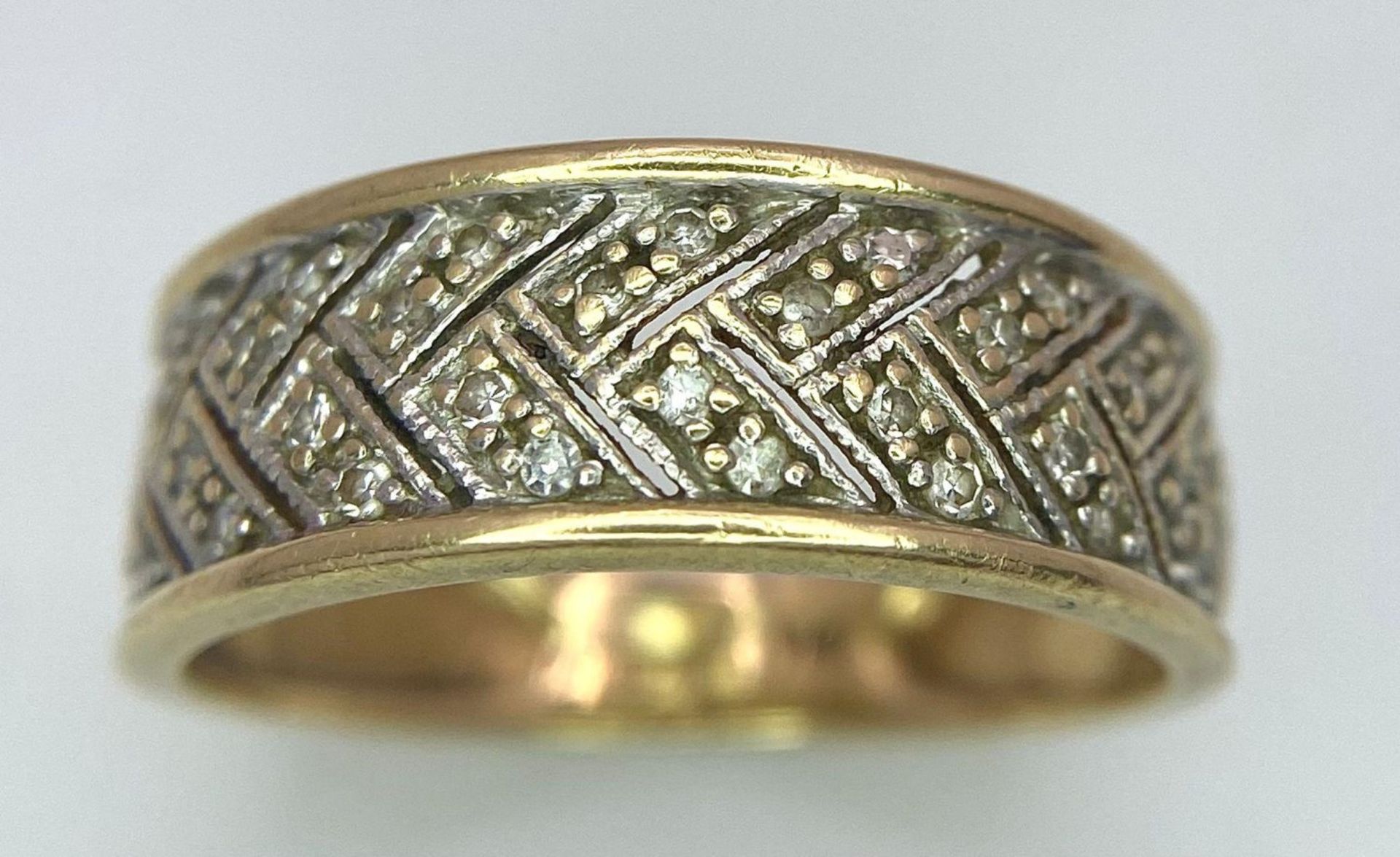 14K YELLOW GOLD DIAMOND SET BAND RING, WEIGHT 3.3G SIZE O - Bild 7 aus 14