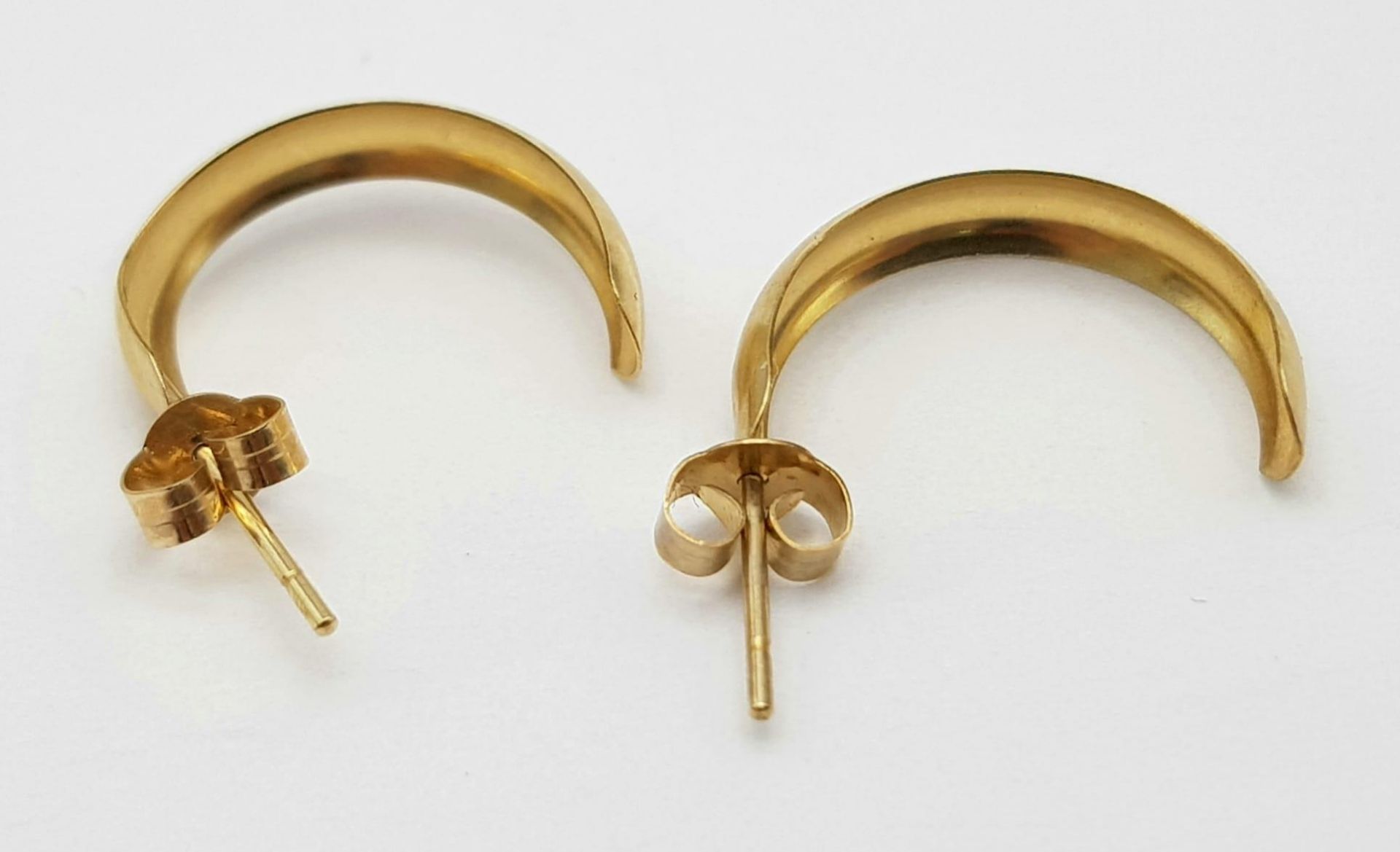 2X pairs of stylist 9K yellow gold earrings. Total weight 1.2G. Please see photos for details. - Image 6 of 11