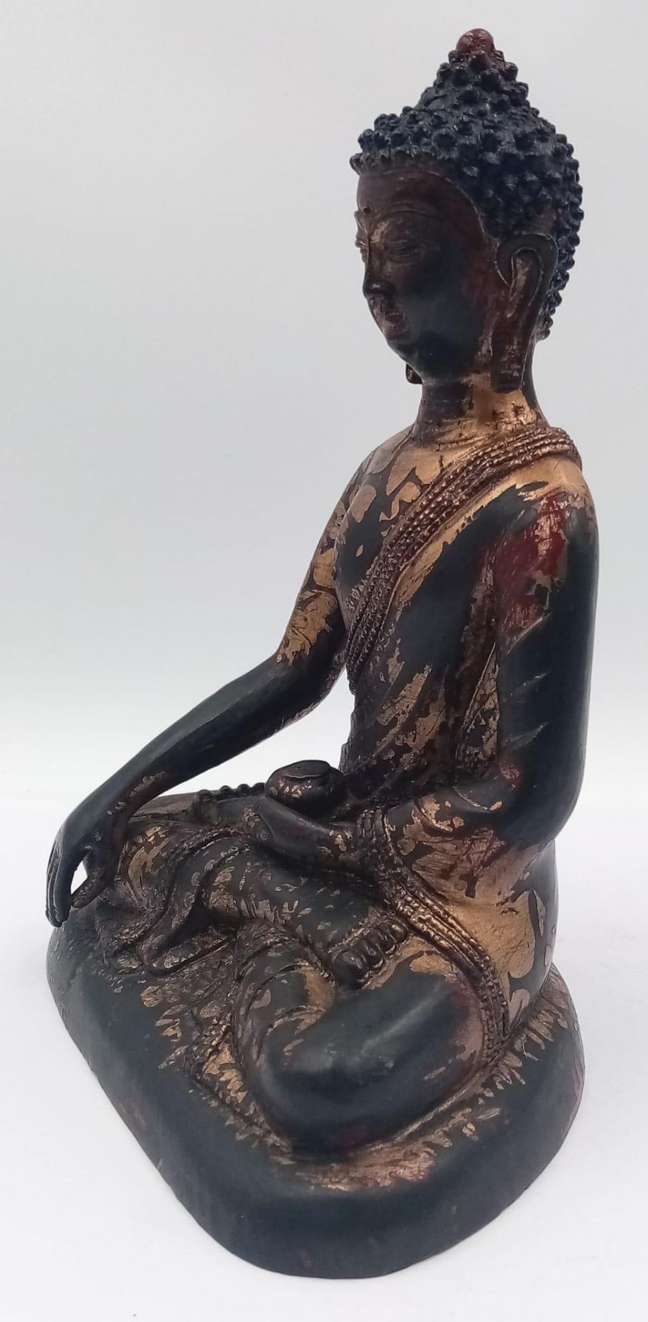 A Majestic Antique Chinese Seated Buddha Figure - Decorated with gilt and polychrome highlights. - Image 4 of 5