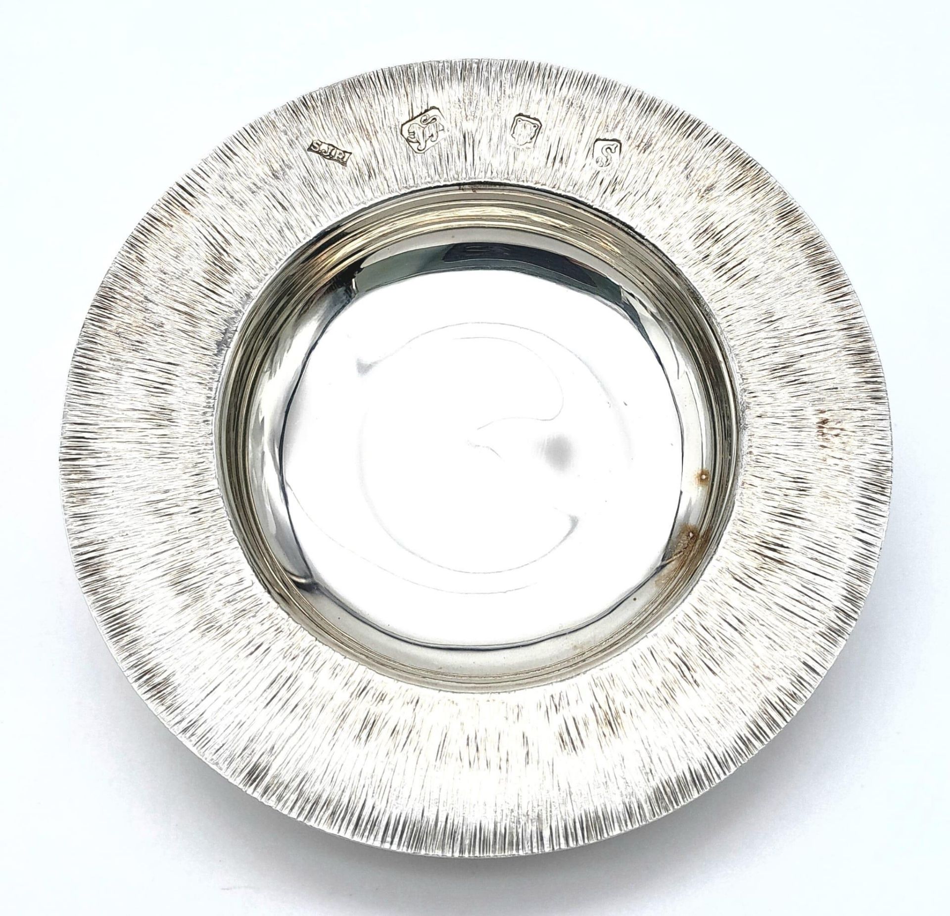 Two Sterling Silver Small Dishes - London and Carrs of Sheffield Hallmarks. 120g total weight. - Bild 3 aus 8