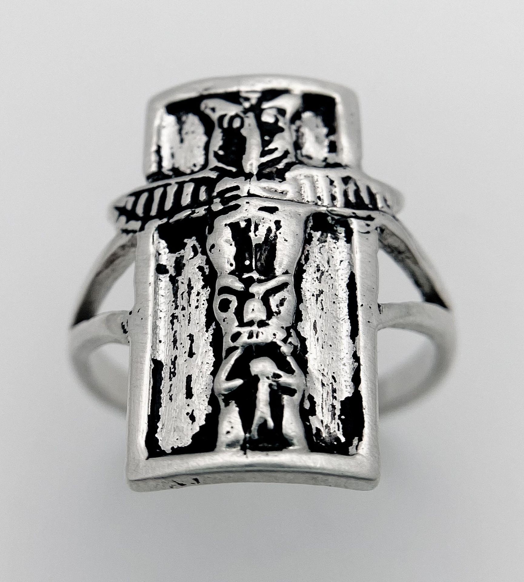 A Vintage Silver Totem Pole Detailed Native American/ Ethnic Totem Pole Ring Size N. The Crown - Image 3 of 9