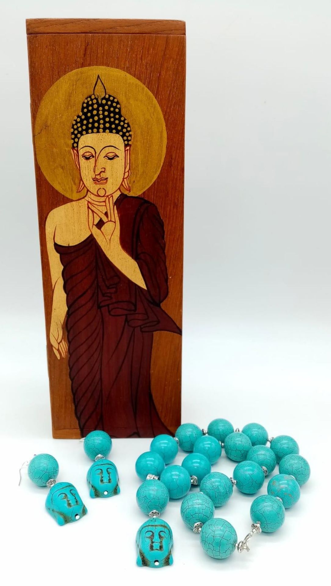 Of Buddhist interest: A large beaded (20 mm diameter) turquoise coloured necklace and earrings set - Image 4 of 5