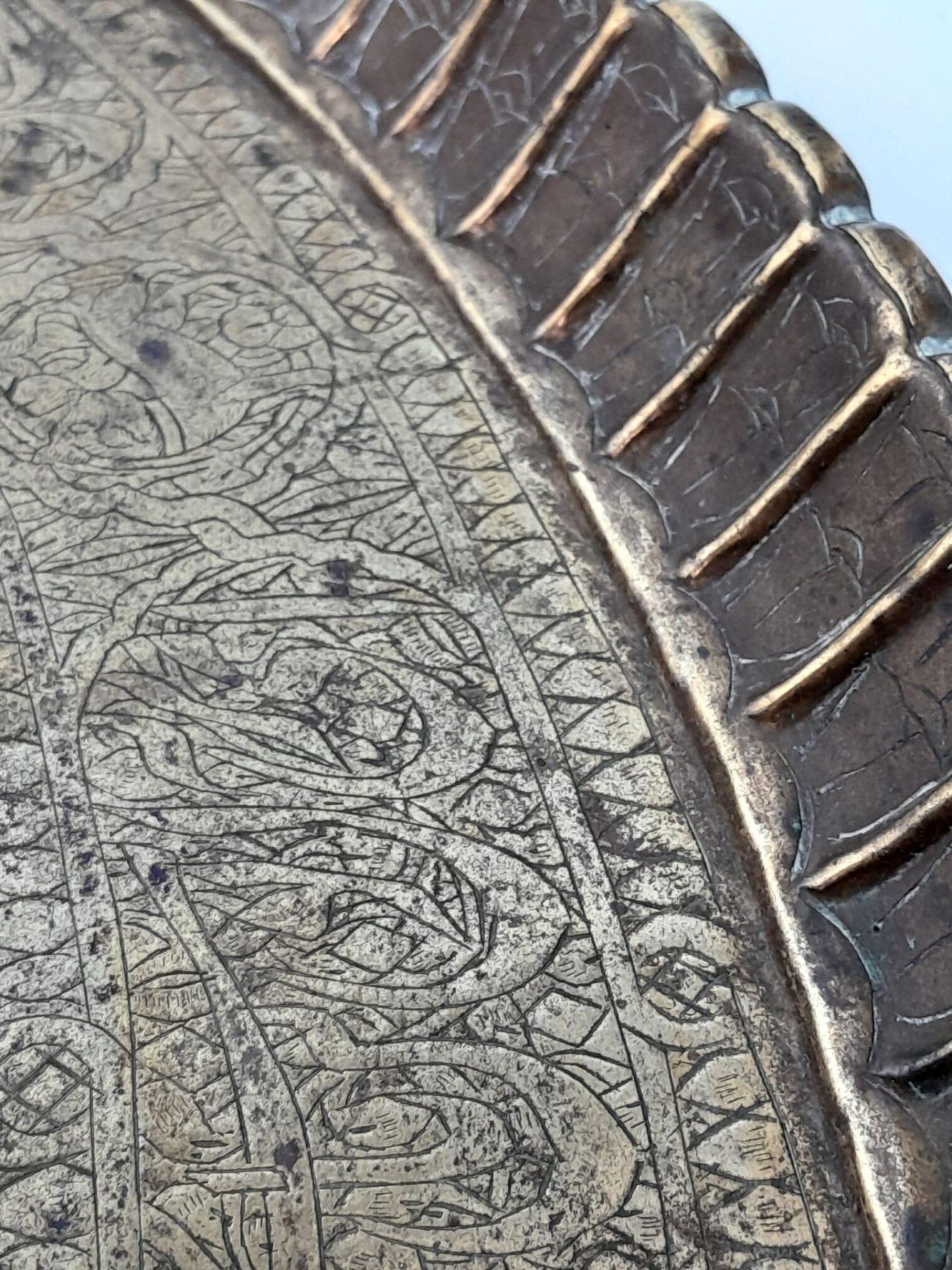 A MIDDLE EASTERN BRASS TOPPED TABLE WITH FOLDING WOODEN LEGS . 52cms TALL 76cms DIAMETER. Collection - Bild 8 aus 13