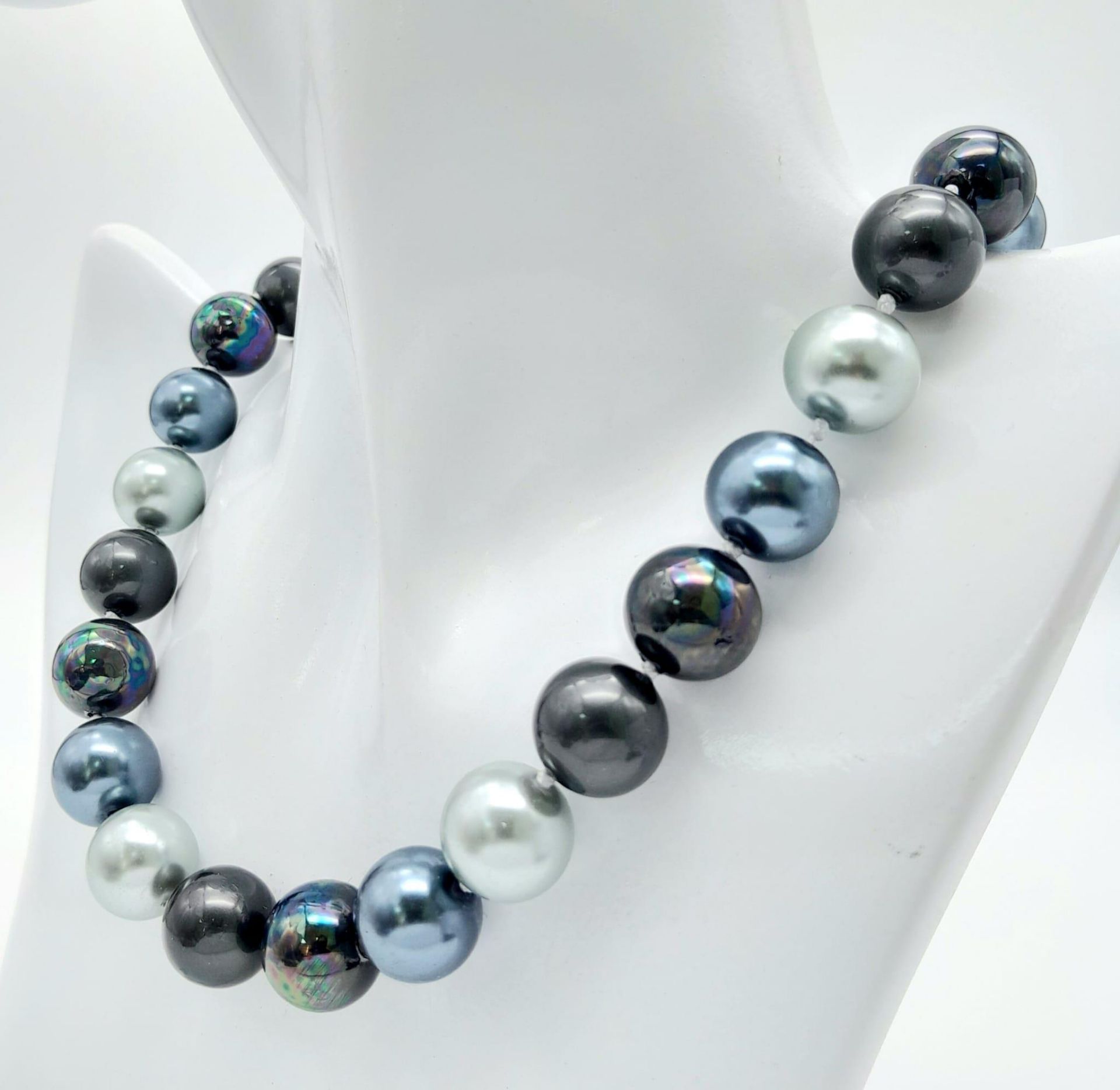 A Vibrant Metallic Shades of Grey South Sea Pearl Shell Necklace. 14mm beads. 42cm necklace length. - Image 3 of 7