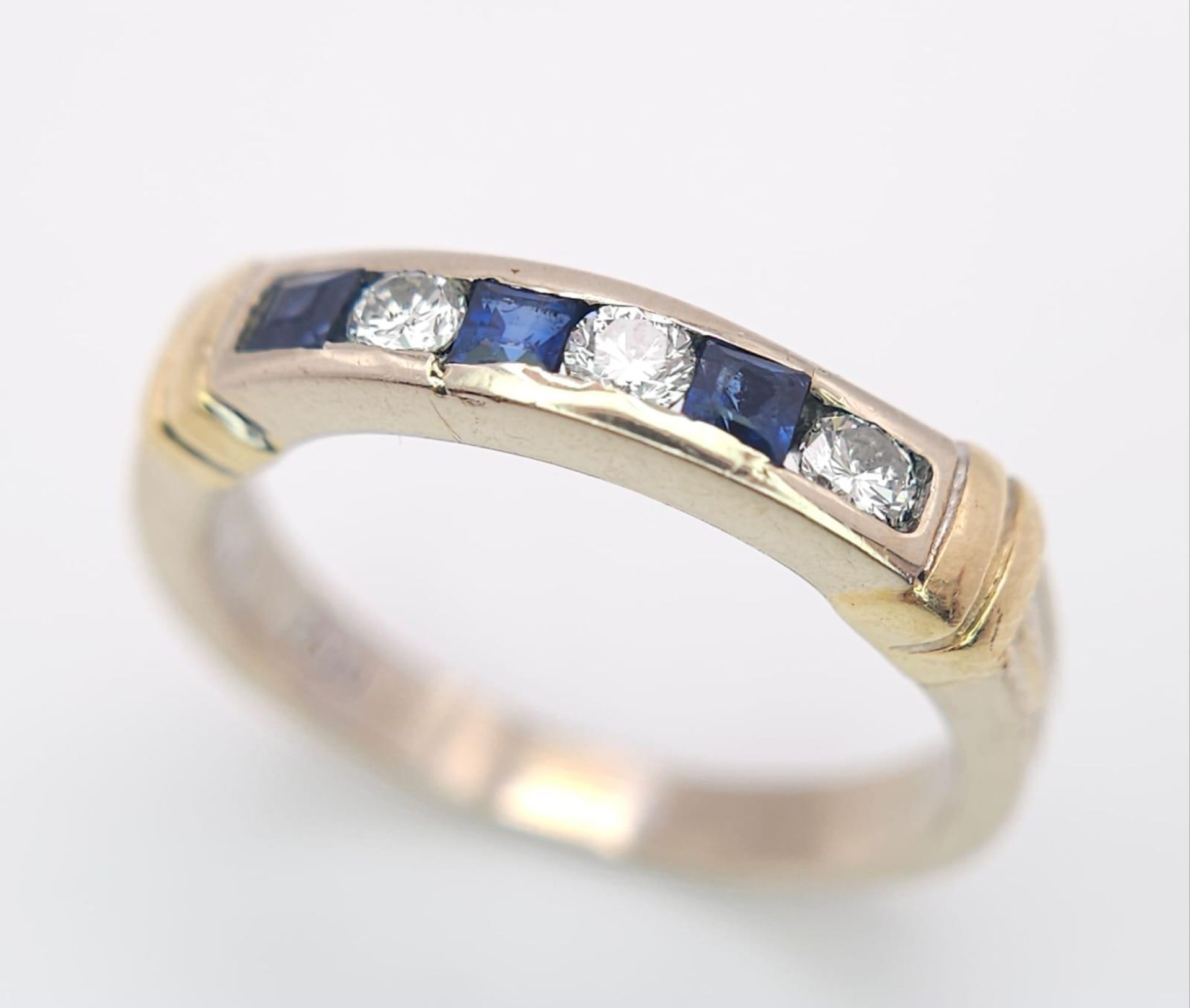 An 18 K yellow gold ring with alternating blue sapphires and diamonds. Size: K, weight: 3.2 g.