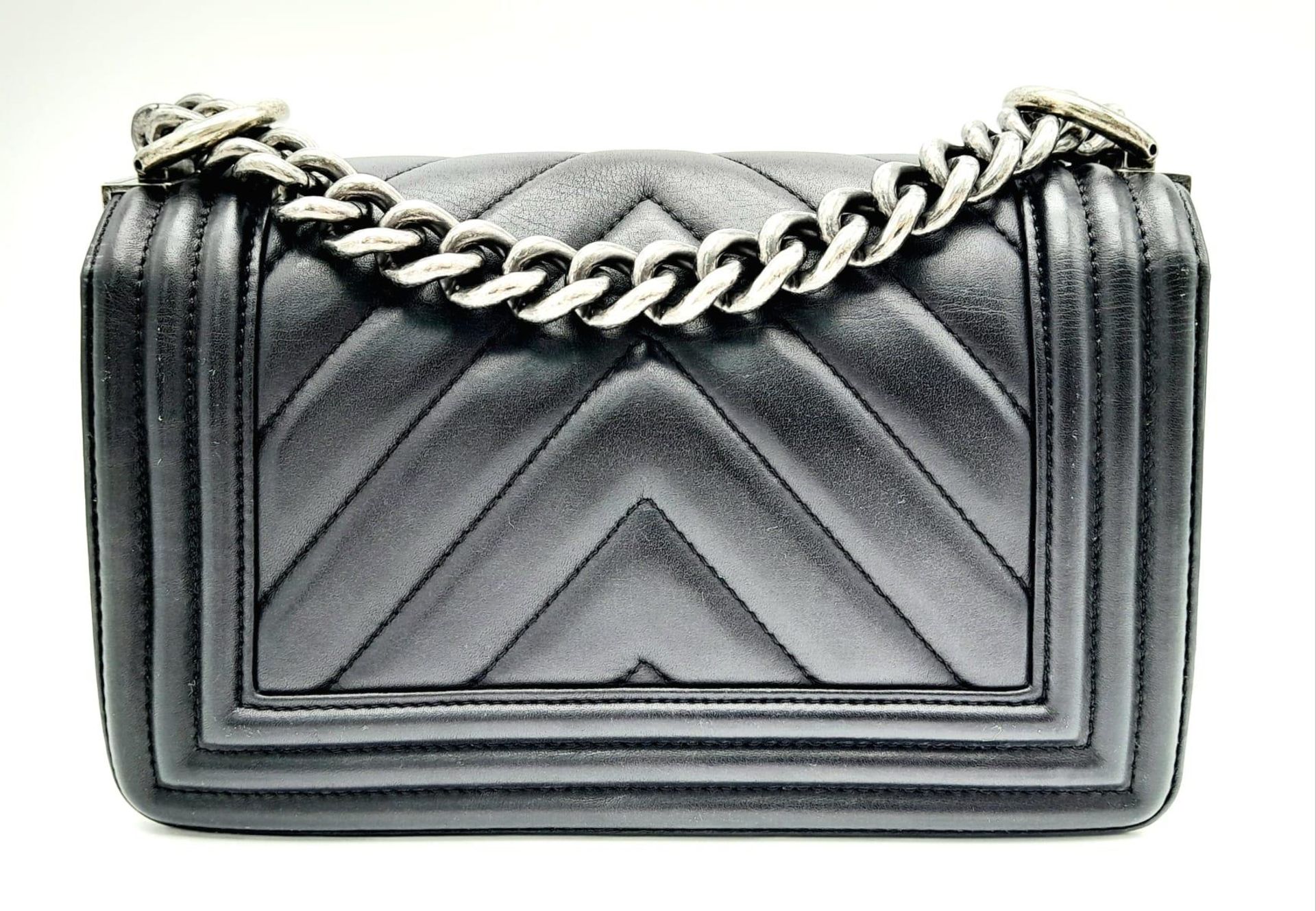 A Chanel Black Leather Boy Bag. Chevron decorative soft black leather with an antique style/finish - Bild 5 aus 12