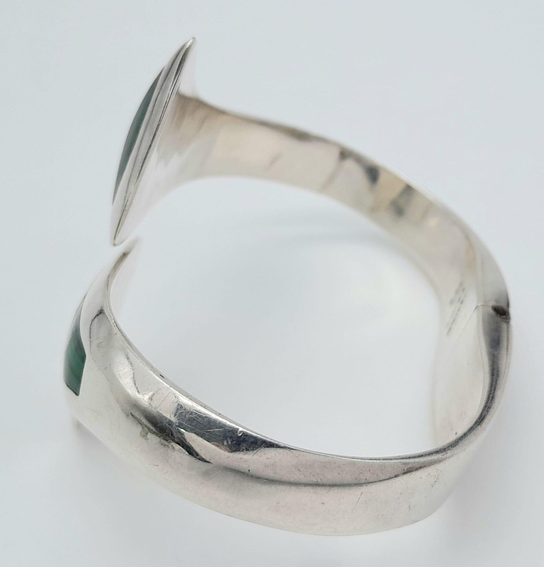 A Mexican Silver and Malachite Stylish Cuff Bangle. 50g - Image 5 of 7