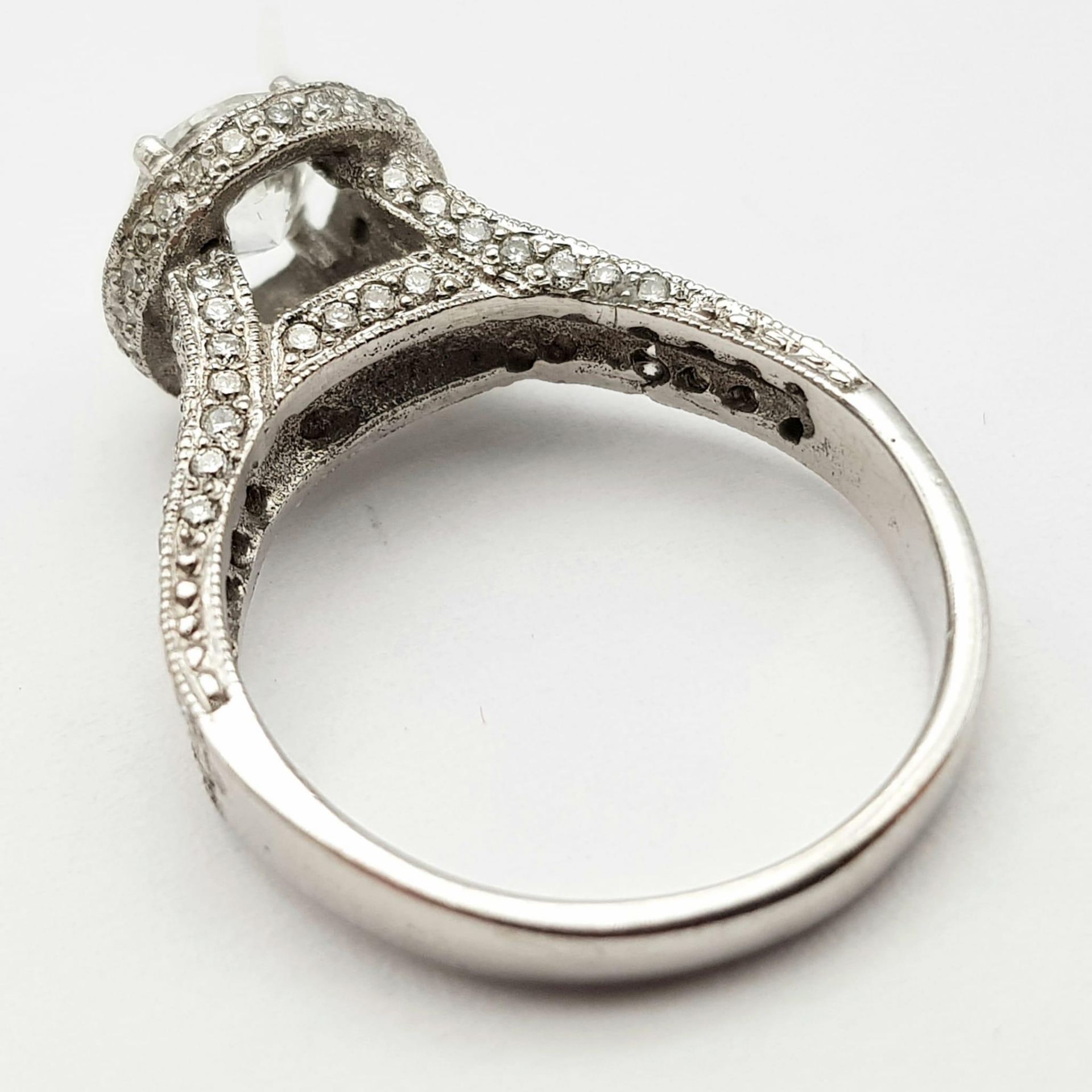 An 18 K white gold ring with a brilliant cut diamond (1.01 carats) surrounded by diamonds on the top - Bild 18 aus 22