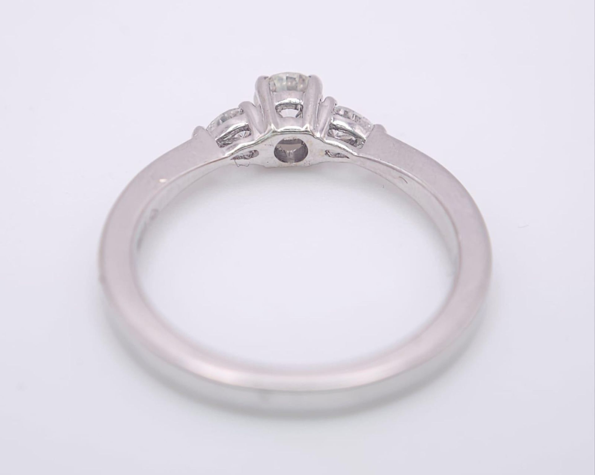 AN 18K WHITE GOLD DIAMOND RING WITH PEAR SHAPED DIAMOND ACCENTS ON SHOULDERS. 0.40CTW OF PEAR SHAPED - Bild 4 aus 7