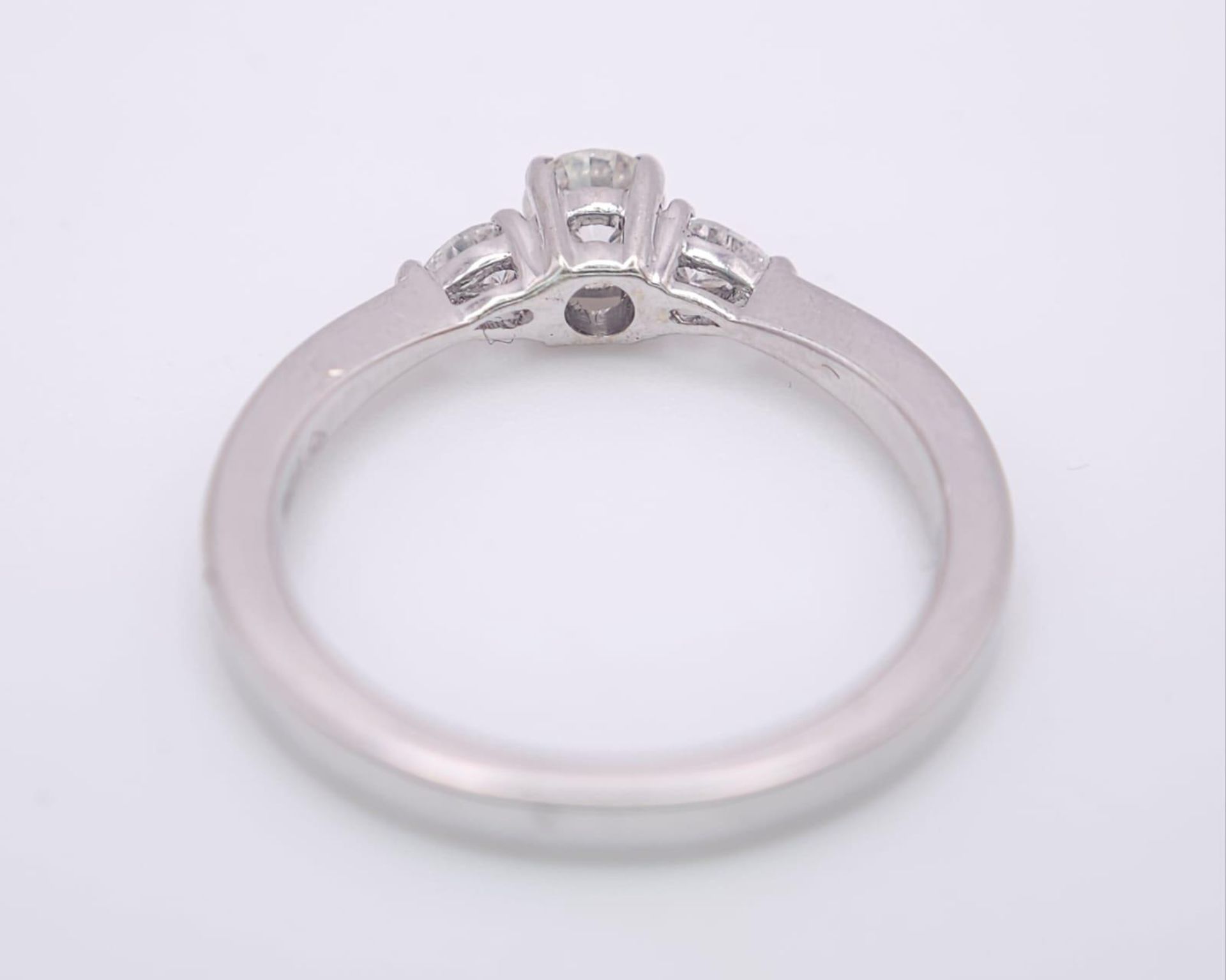 AN 18K WHITE GOLD DIAMOND RING WITH PEAR SHAPED DIAMOND ACCENTS ON SHOULDERS. 0.40CTW OF PEAR SHAPED - Image 4 of 7