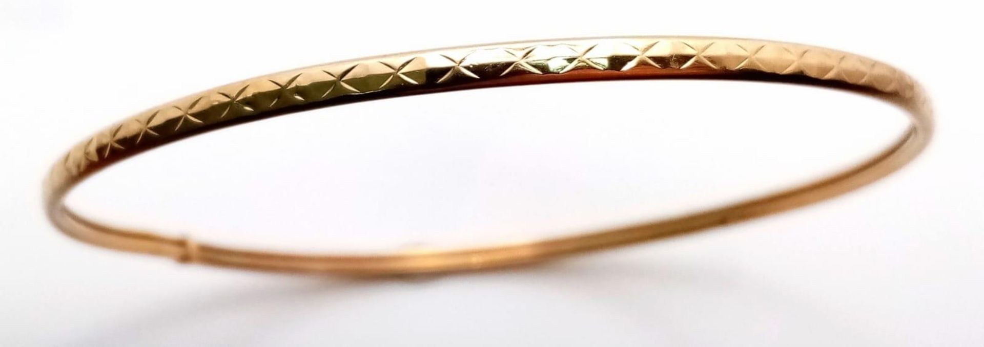 Set of 2x 9K Yellow Gold (tested as) Patterned Bangle , 6.1g total weight, 6.5cm diameter - Image 2 of 3