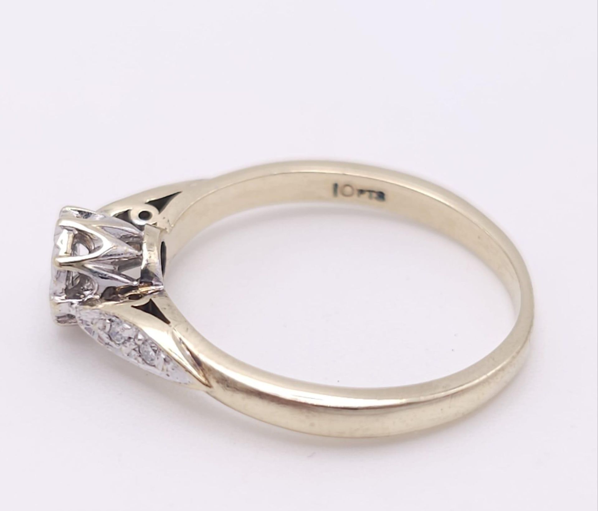 9K YELLOW GOLD SOLITAIRE DIAMOND RING, WITH FURTHER DECORATING DIAMONDS ON SHOULDERS, WEIGHT 2.2G - Bild 6 aus 14