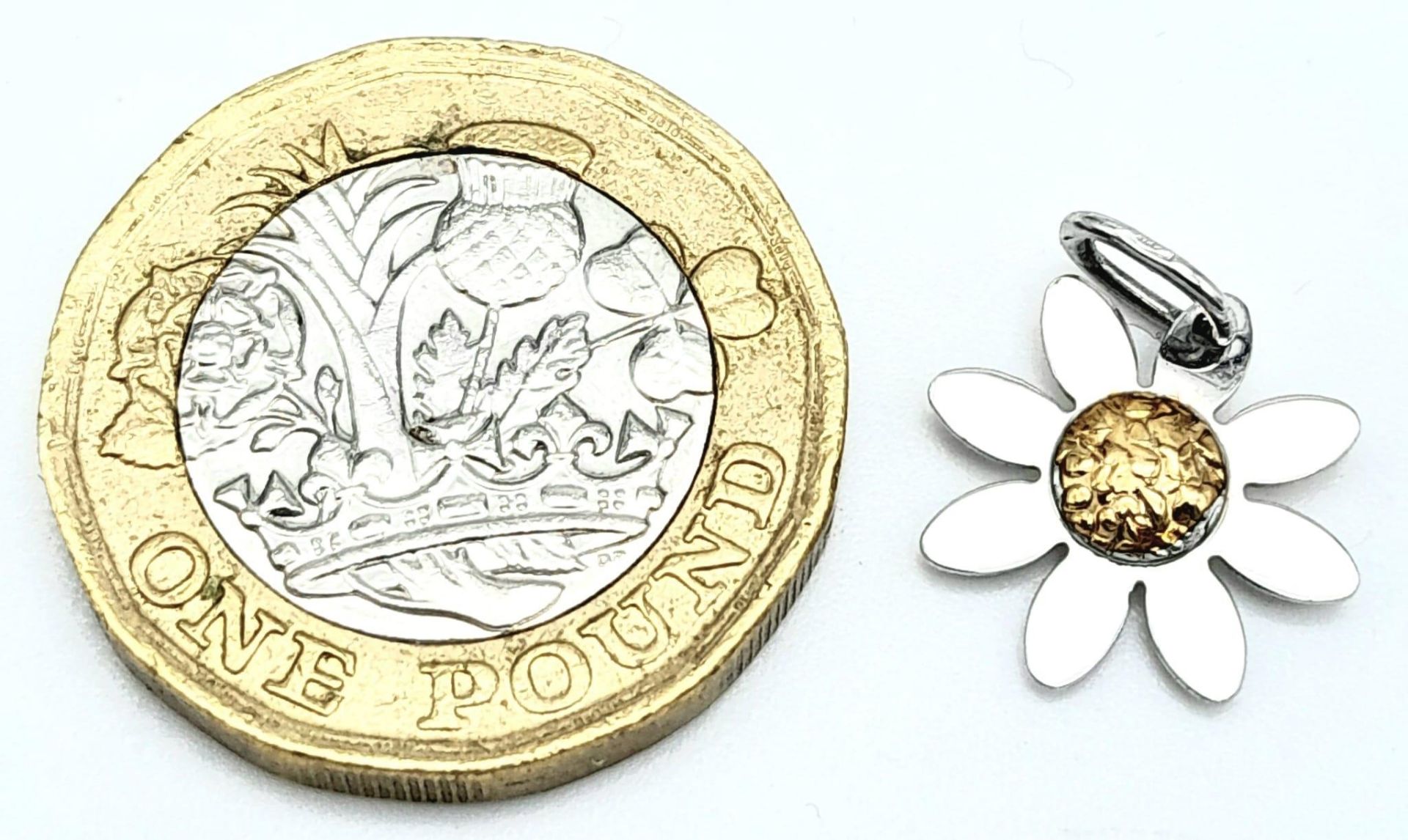 A 9K 2 Colour Daisy Flower Pendant. 1.7cm length, 0.7g total weight. Ref: 8423 - Bild 2 aus 3