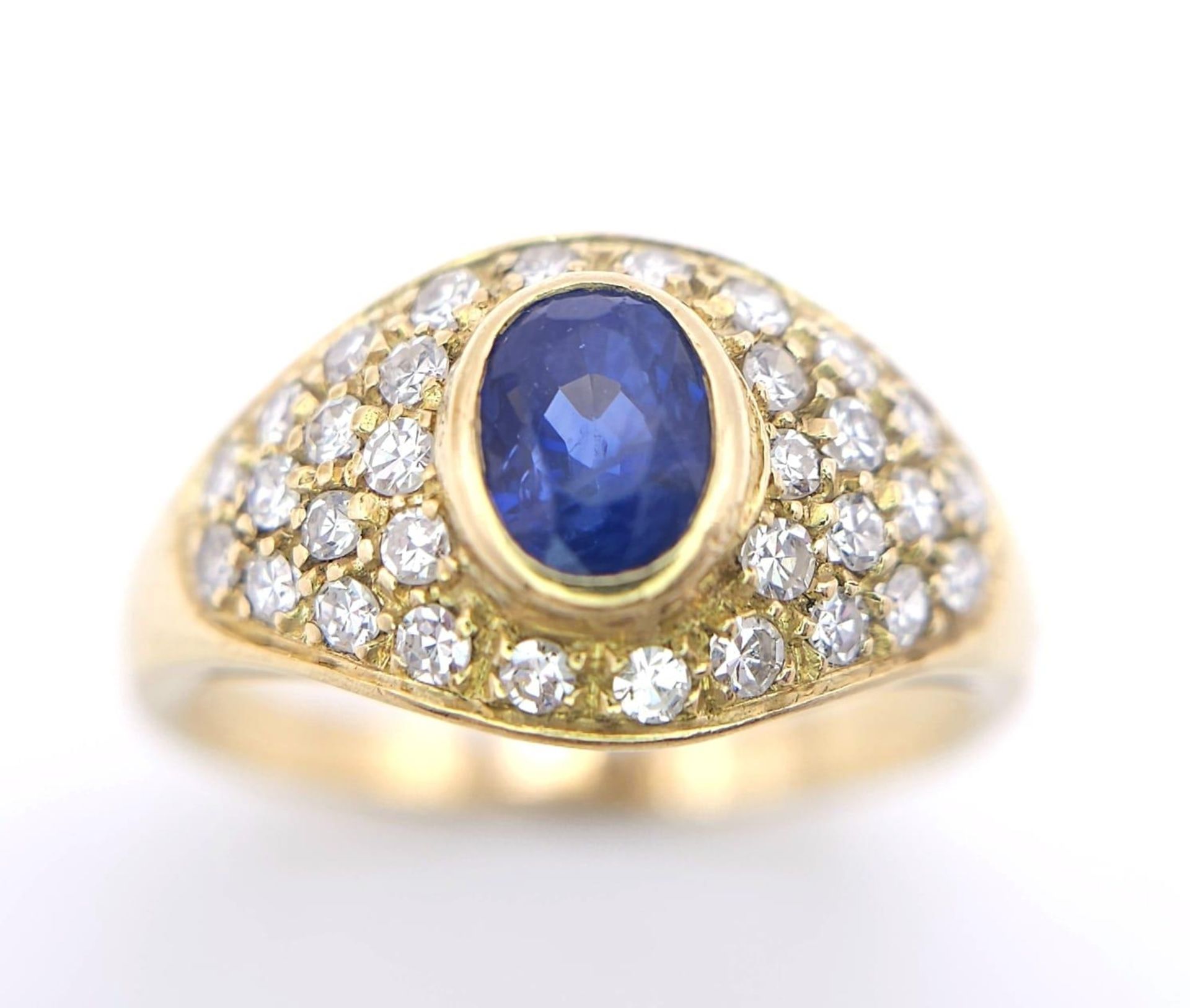 AN 18K YELLOW GOLD FANCY DIAMOND & SAPPHIRE RING. 0.75CTW OF 8 CUT DIAMONDS AND A 0.75CT OVAL - Image 2 of 8