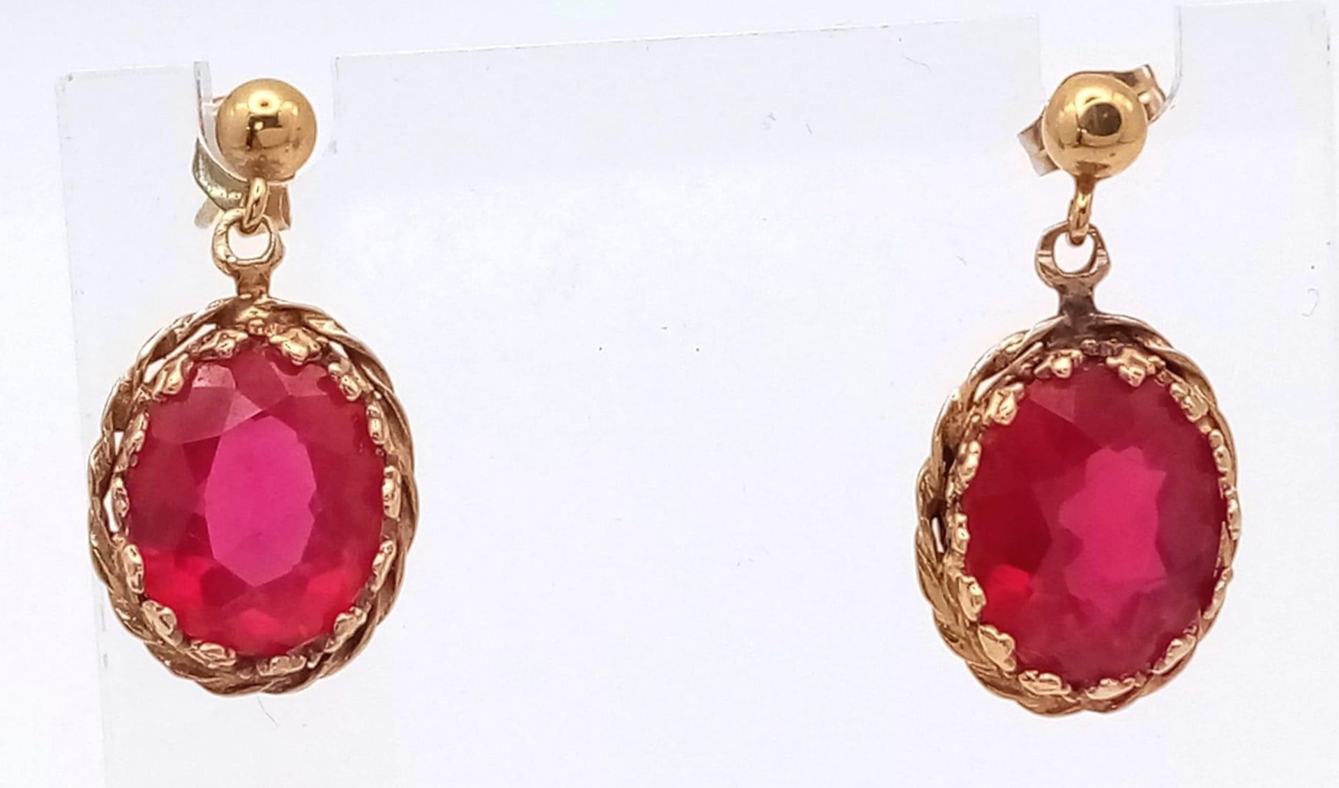 A PAIR OF FABULOUS 14K GOLD AND RUBY EARRINGS . 4.6gms - Image 3 of 5