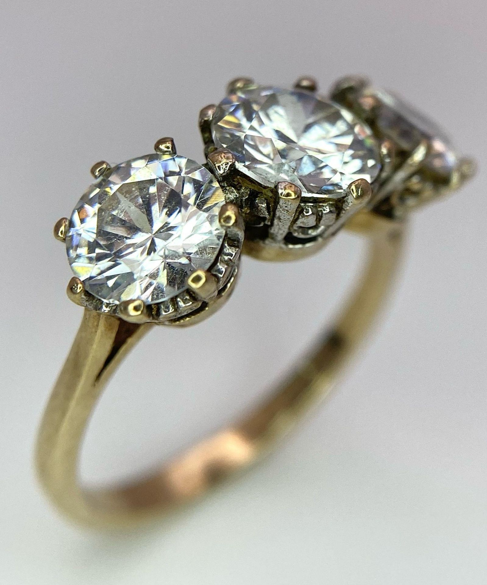 A 9K STONE SET RING WITH A TRILOGY OF SPARKLING ZIRCONIA STONES . 4.2gms size O - Bild 2 aus 5