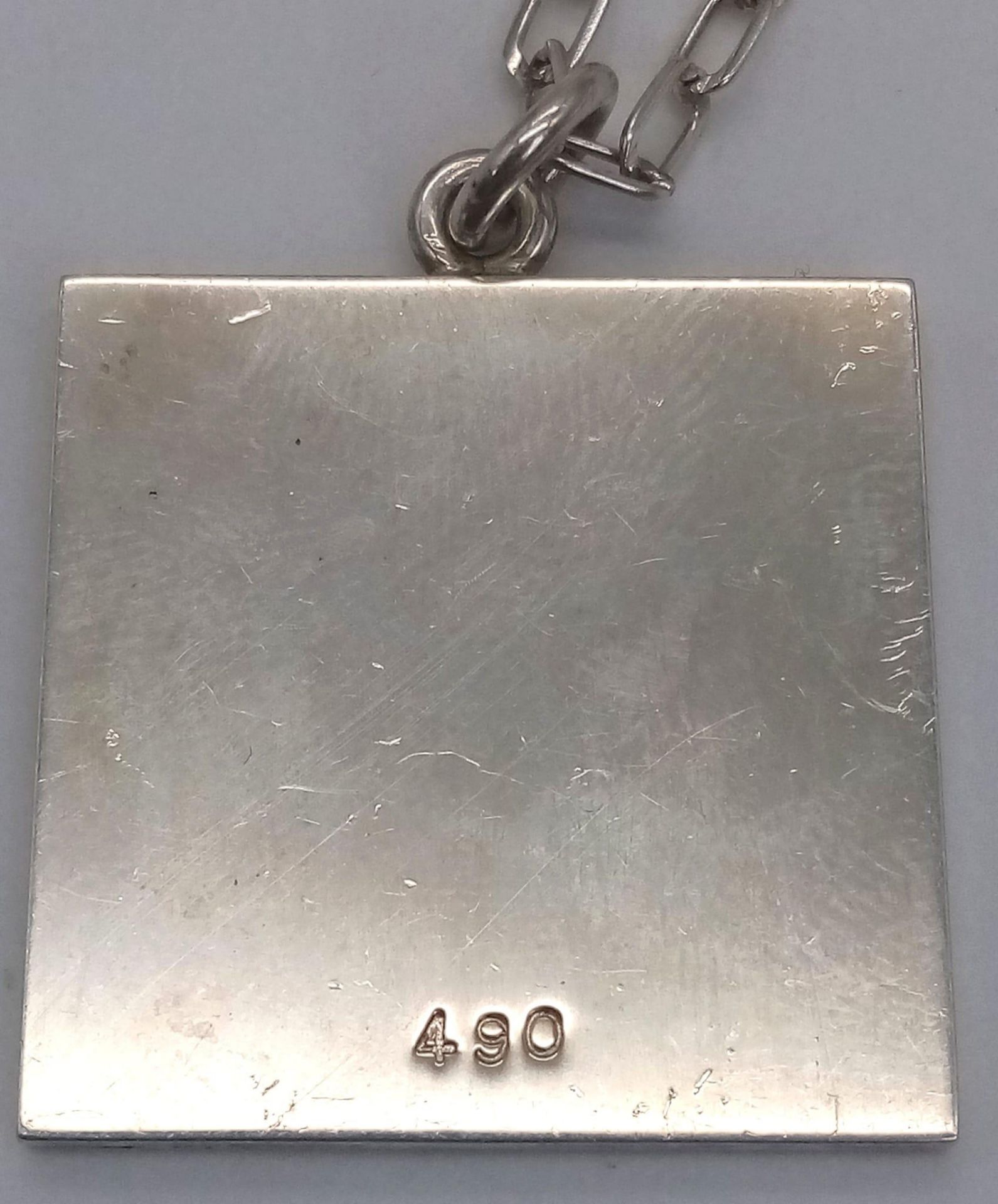 A 1977 (Jubilee Year) Hallmarked Unique Square Silver Ingot Pendant Necklace. Pendant Measures 2.9cm - Bild 2 aus 6