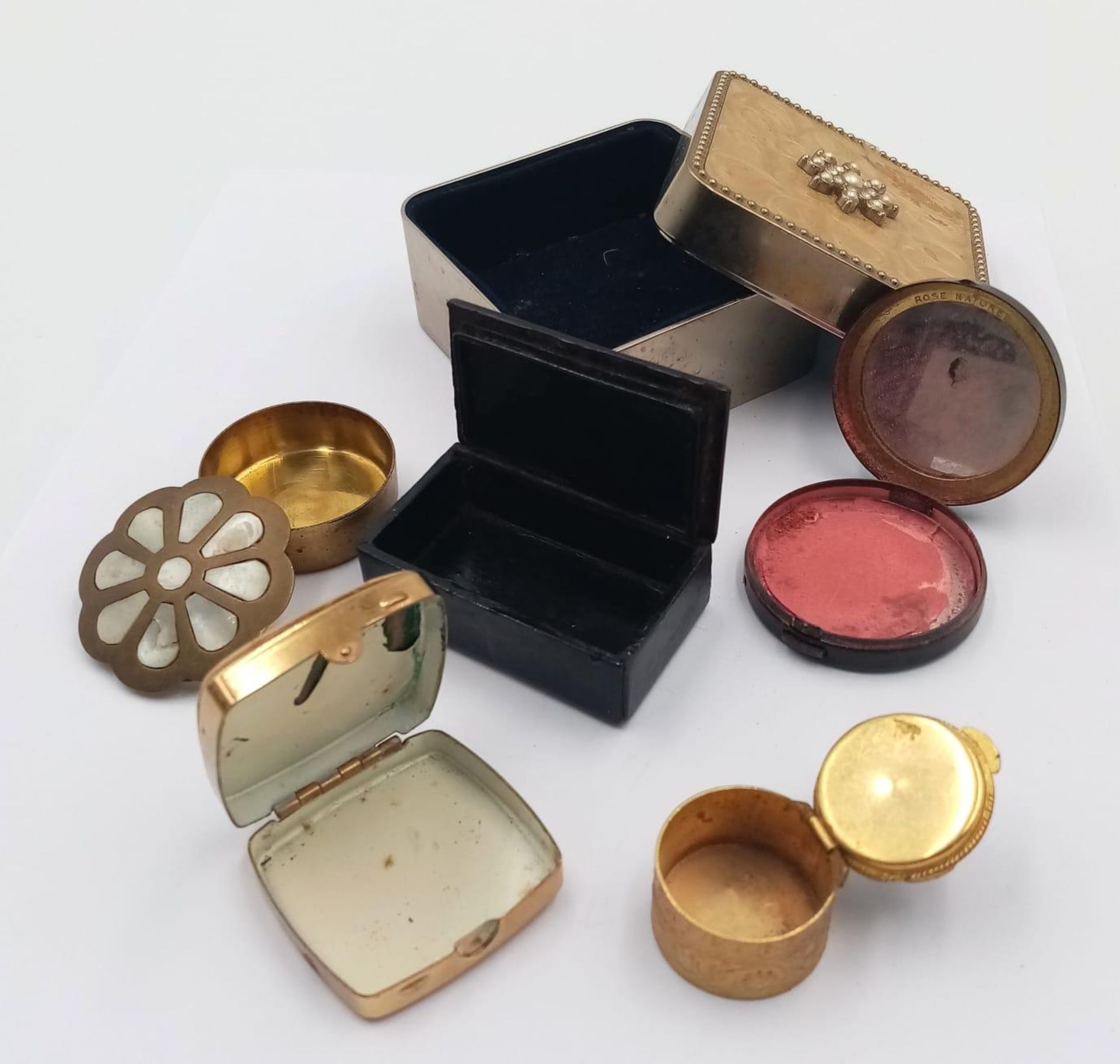 A Collection of Six Vintage and Antique Items Comprising; 1) A French Enamelled Compact by Coty - Bild 2 aus 7