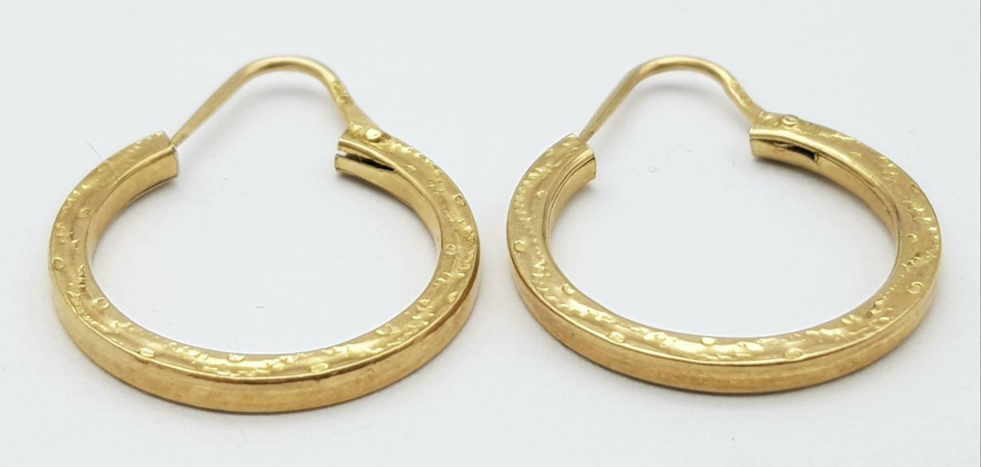 A Pair of 9K Yellow Gold Small Decorative Hoop Earrings. 1.92g weight. - Bild 2 aus 4