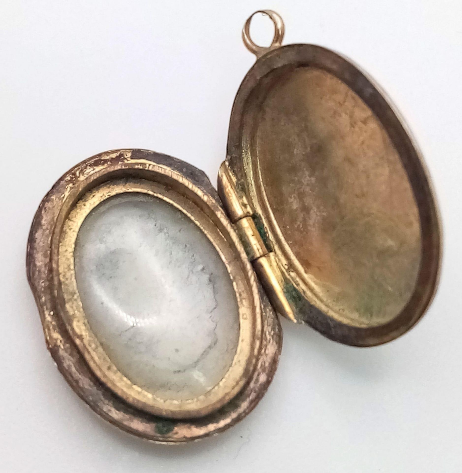 A Vintage 9K Gold Front and Back Locket. 2cm. 1.8g total weight. - Bild 2 aus 8