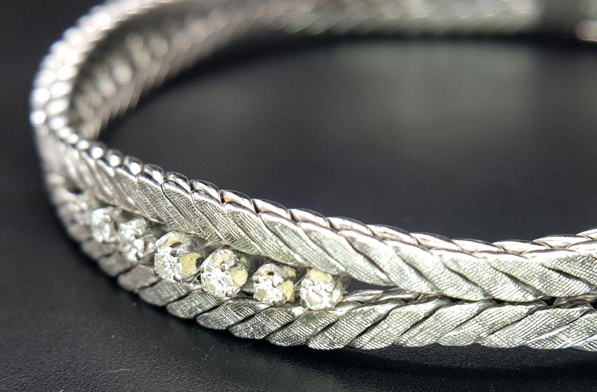 A Head-Turning 18K White Gold and Diamond Bracelet. Five waves of double-ended graduating - Bild 7 aus 13