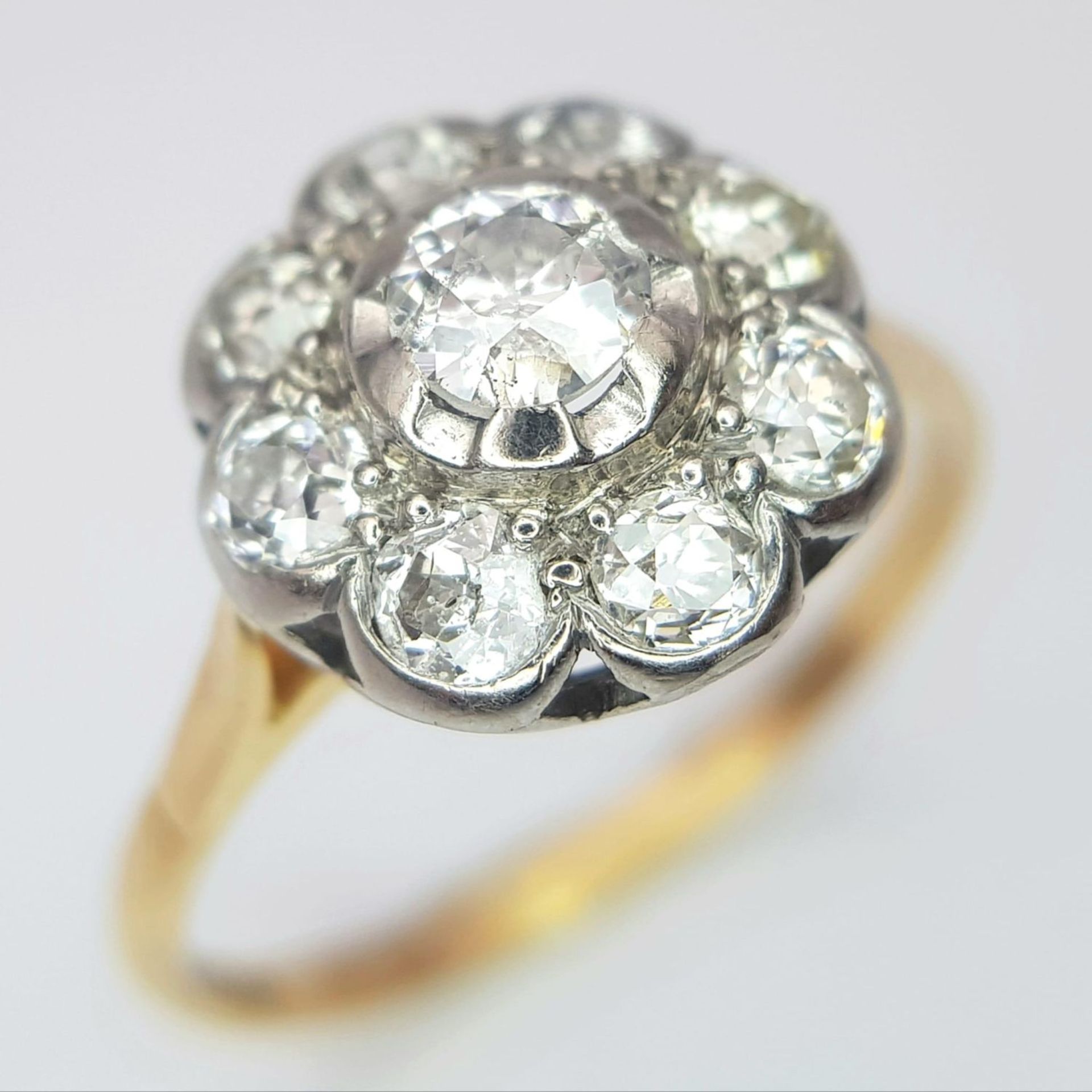 An 18 K yellow gold ring with a large diamond cluster, size: T, weight: 3.4 g. - Image 3 of 10