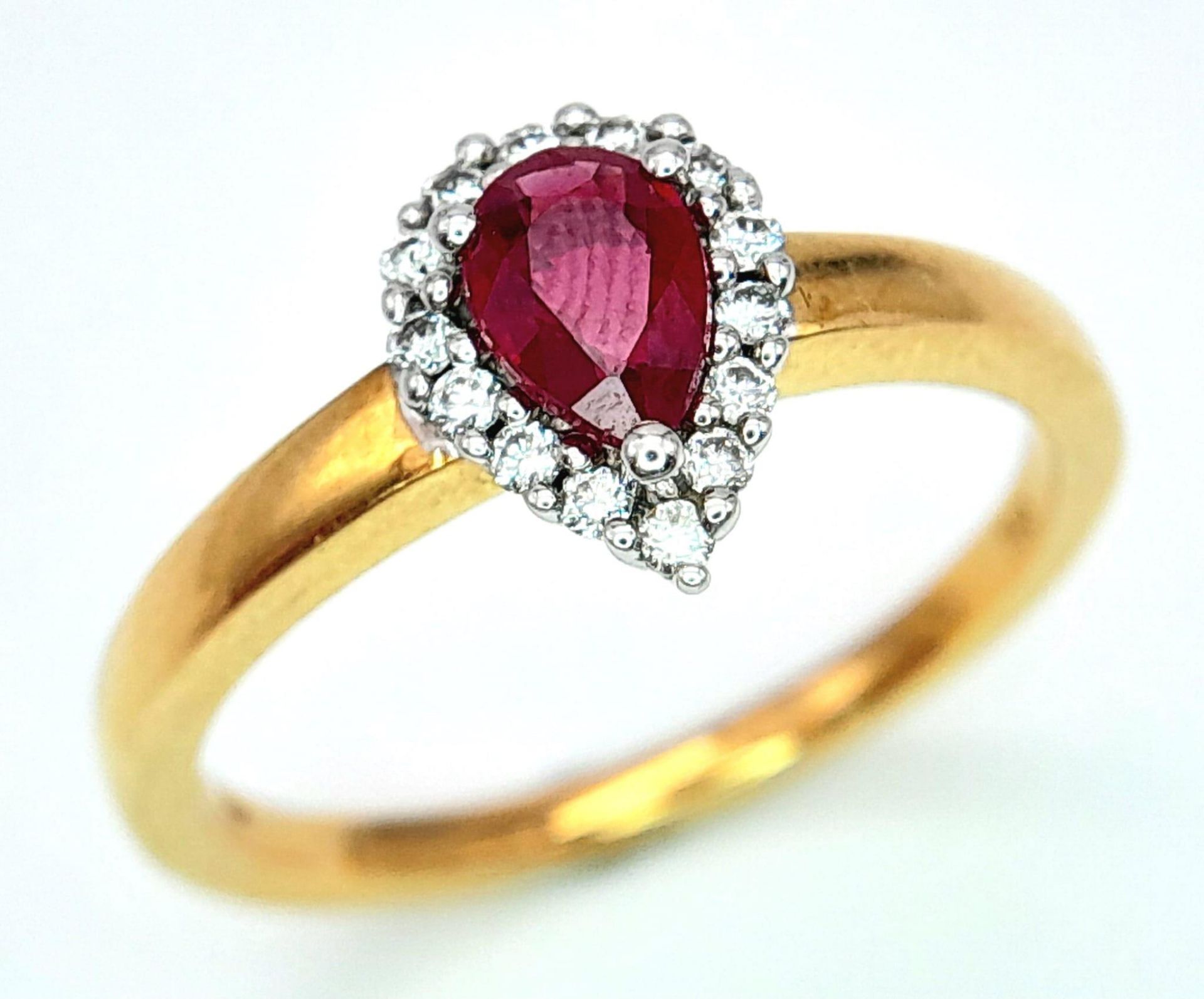 AN 18K YELLOW GOLD DIAMOND & RUBY PEAR SHAPE RING. 0.50CT PEAR SHAPED RUBY WITH DIAMOND SURROUND. - Image 4 of 6