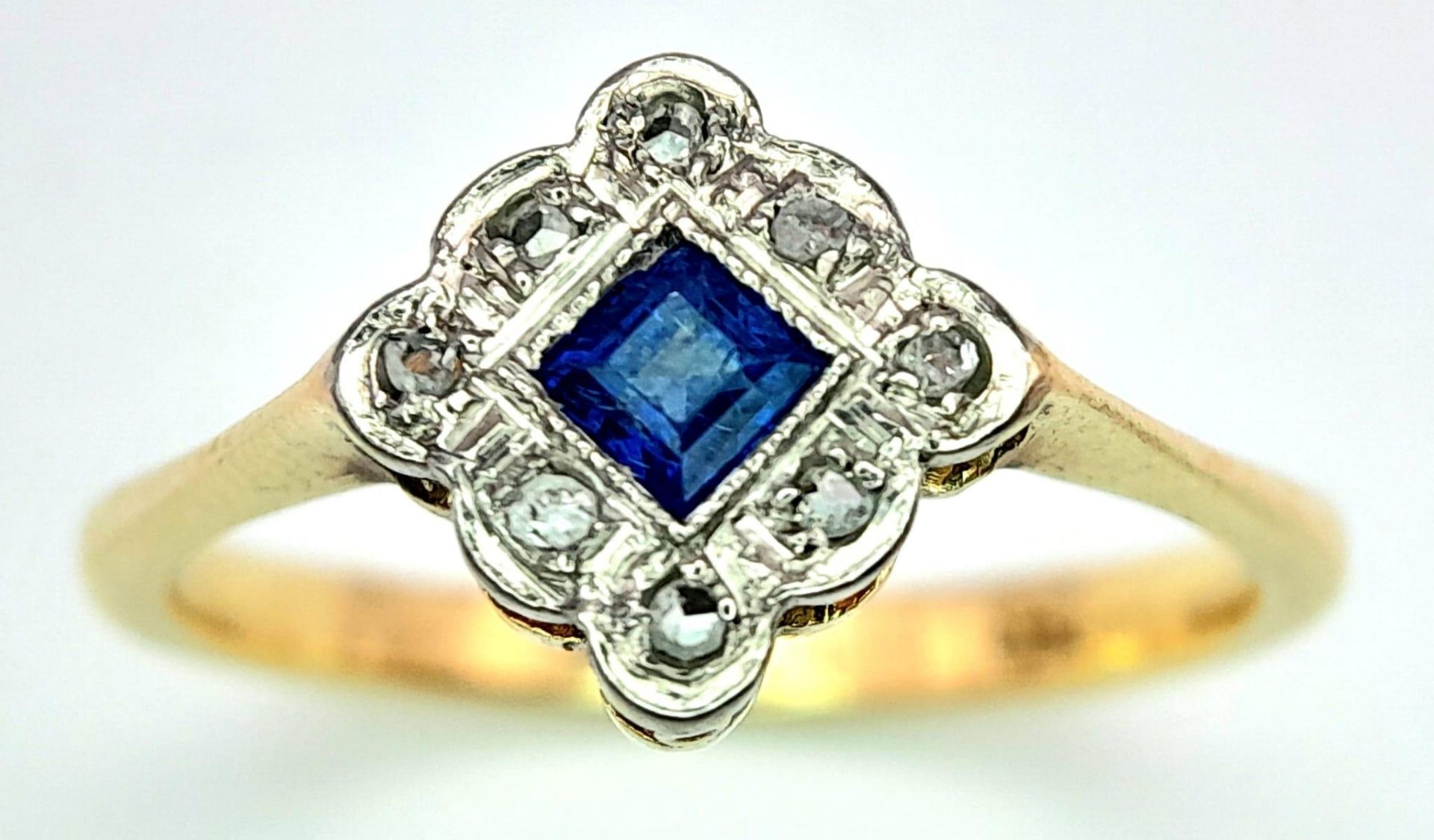 A VINTAGE 18K YELLOW GOLD, PLATINUM DIAMOND & SAPPHIRE RING. 3G. SIZE O. - Bild 2 aus 11