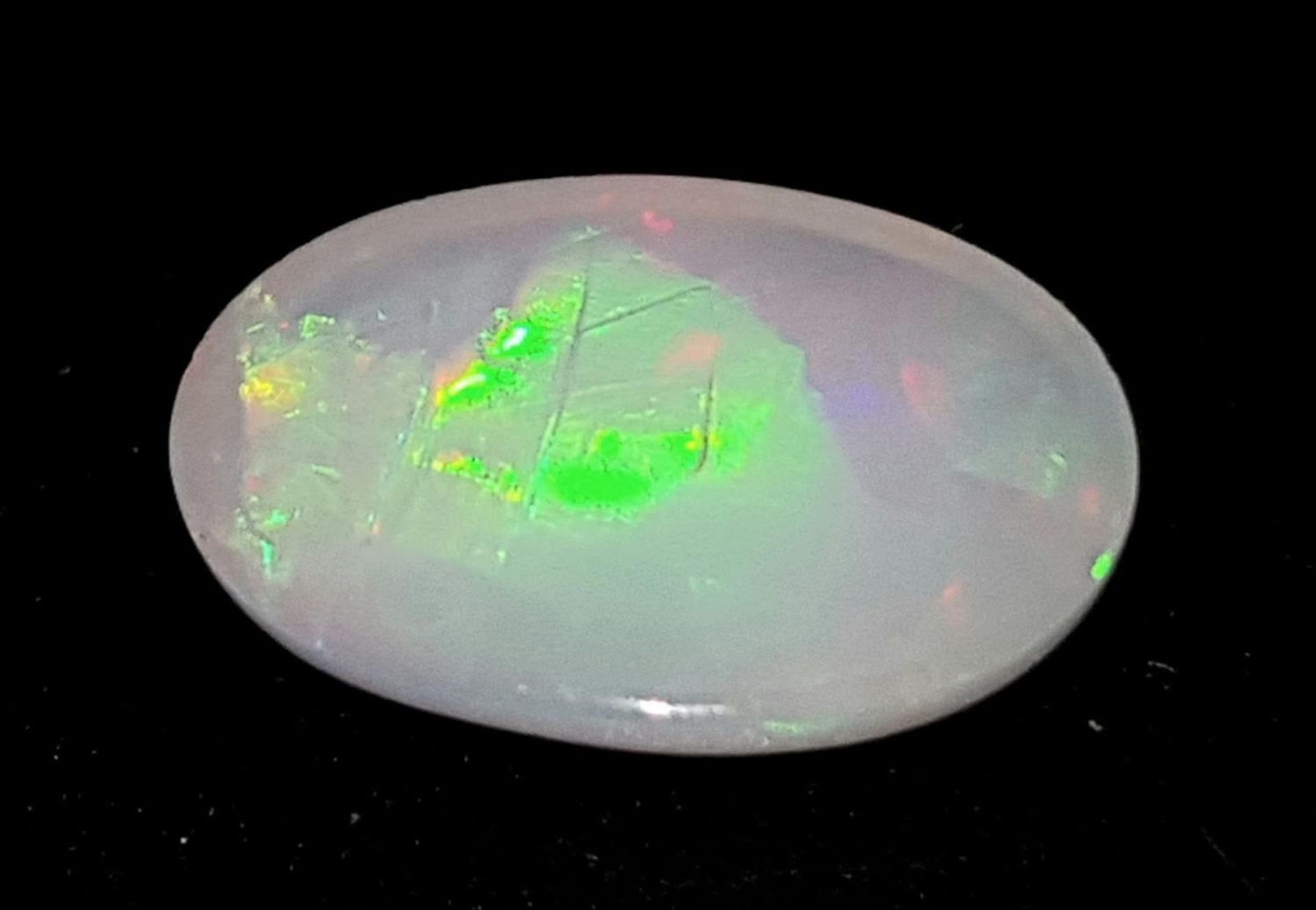 A 1.52ct Ethiopian Natural White Opal, in the Oval shape. Comes with the GFCO Certificate. ref: ZK - Image 3 of 6