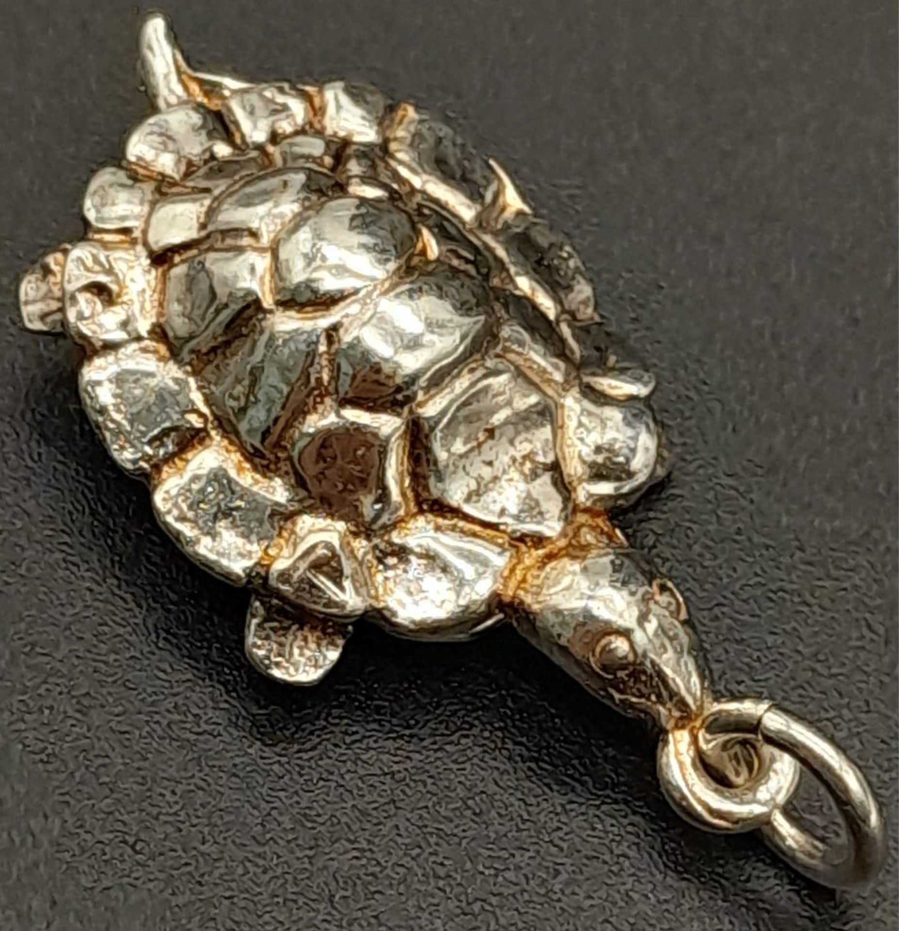 STERLING SILVER TORTOISE CHARM, WHICH OPENS TO REVEAL A HARE DEPICTING THE FAMOUS TORTOISE AND THE - Bild 8 aus 8