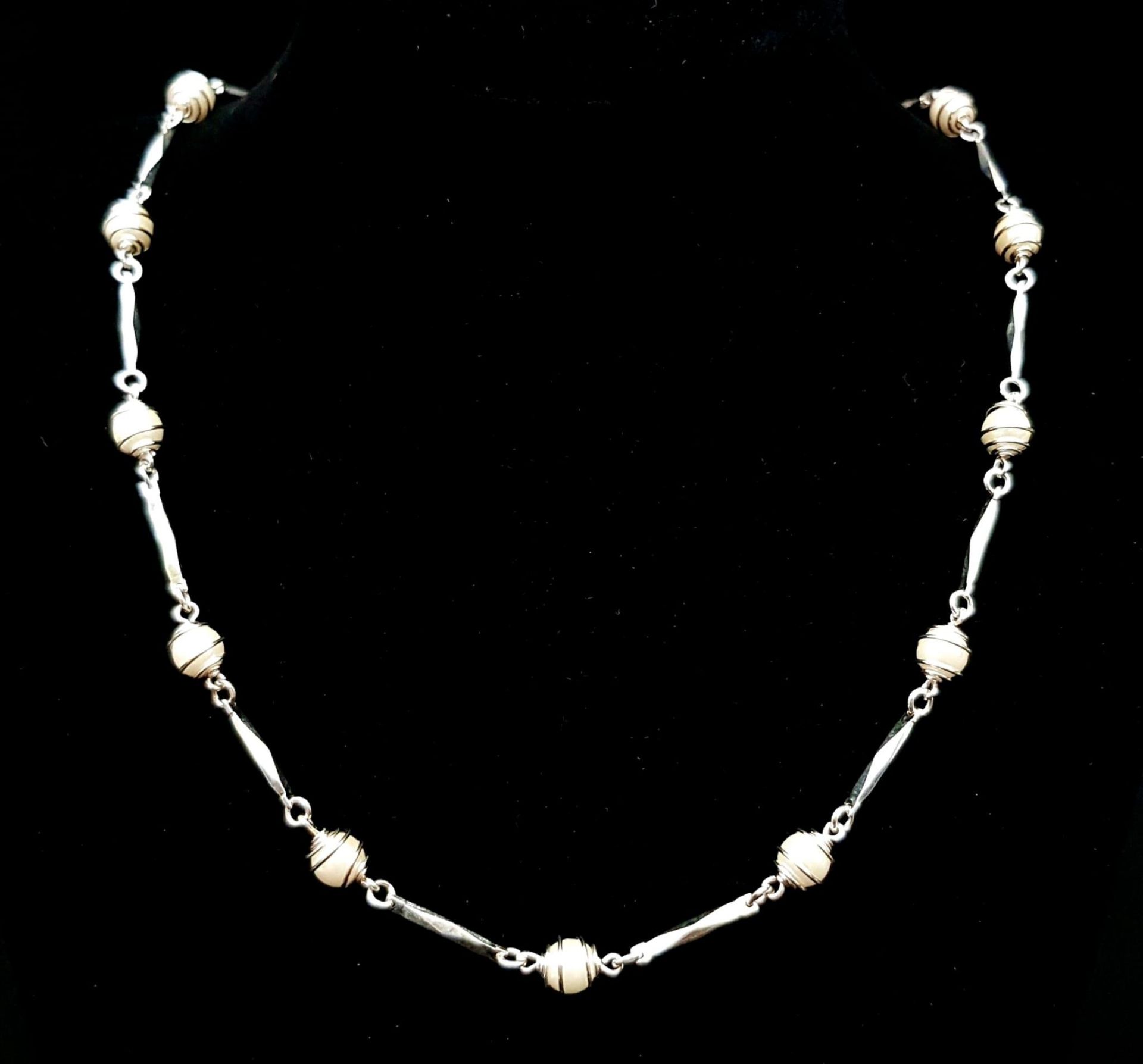 A truly elegant, silver and 14 K white gold plated, Mallorca pearl necklace, bracelet and earrings - Image 2 of 8