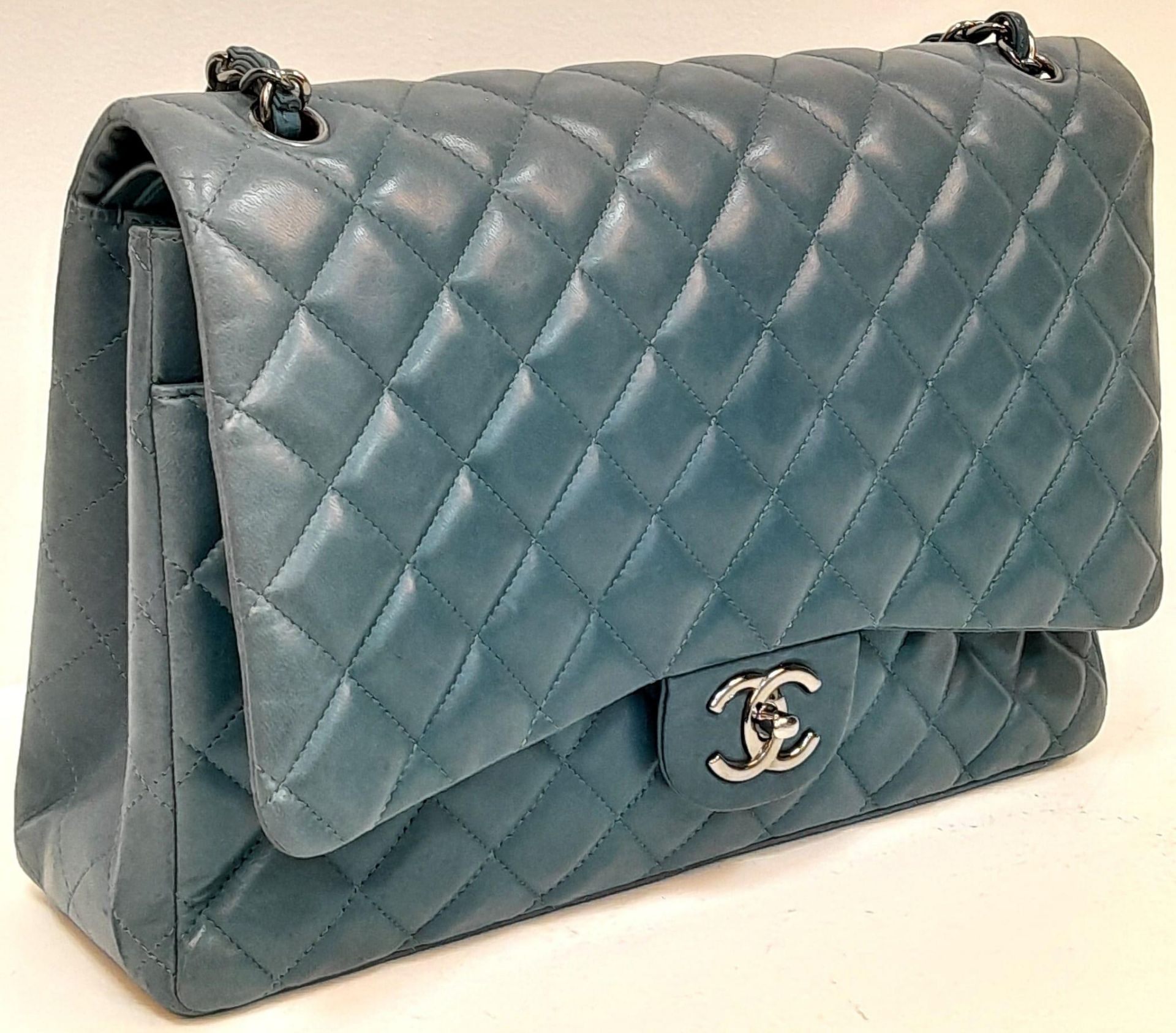 A Chanel Teal Jumbo Classic Double Flap Bag. Quilted leather exterior with silver-toned hardware, - Bild 7 aus 14