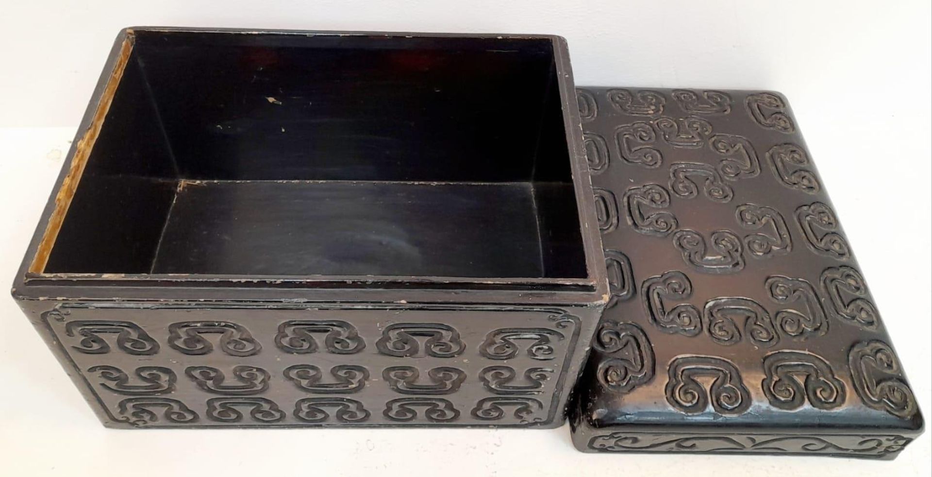 A Fascinating and Wonderful Antique Chinese Large Lacquered Box - 18th century, possibly earlier. - Bild 4 aus 7