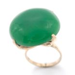 A Vintage 9K Yellow Gold Large Jade Cabochon Ring. Size M. 10.6g