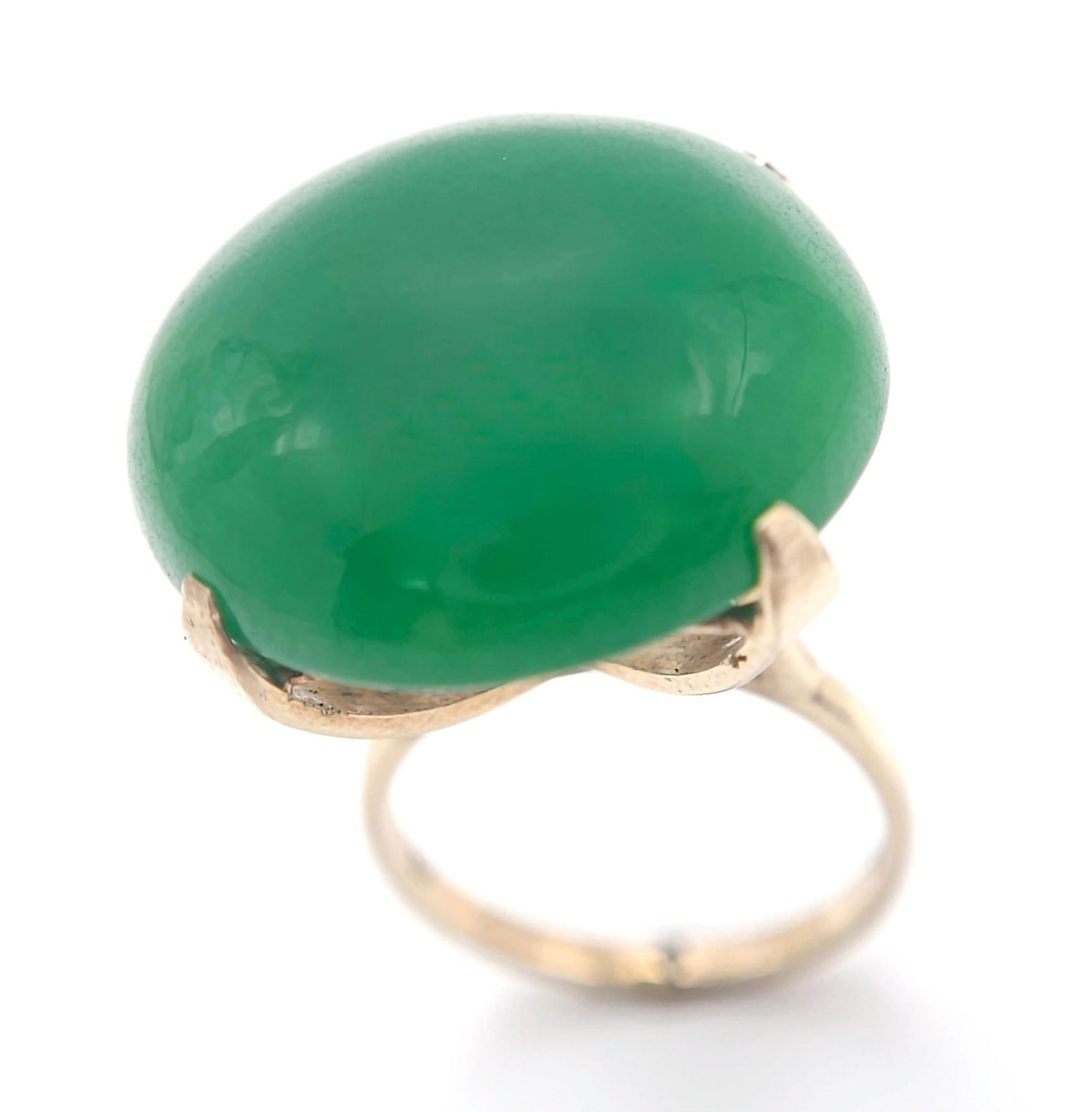 A Vintage 9K Yellow Gold Large Jade Cabochon Ring. Size M. 10.6g