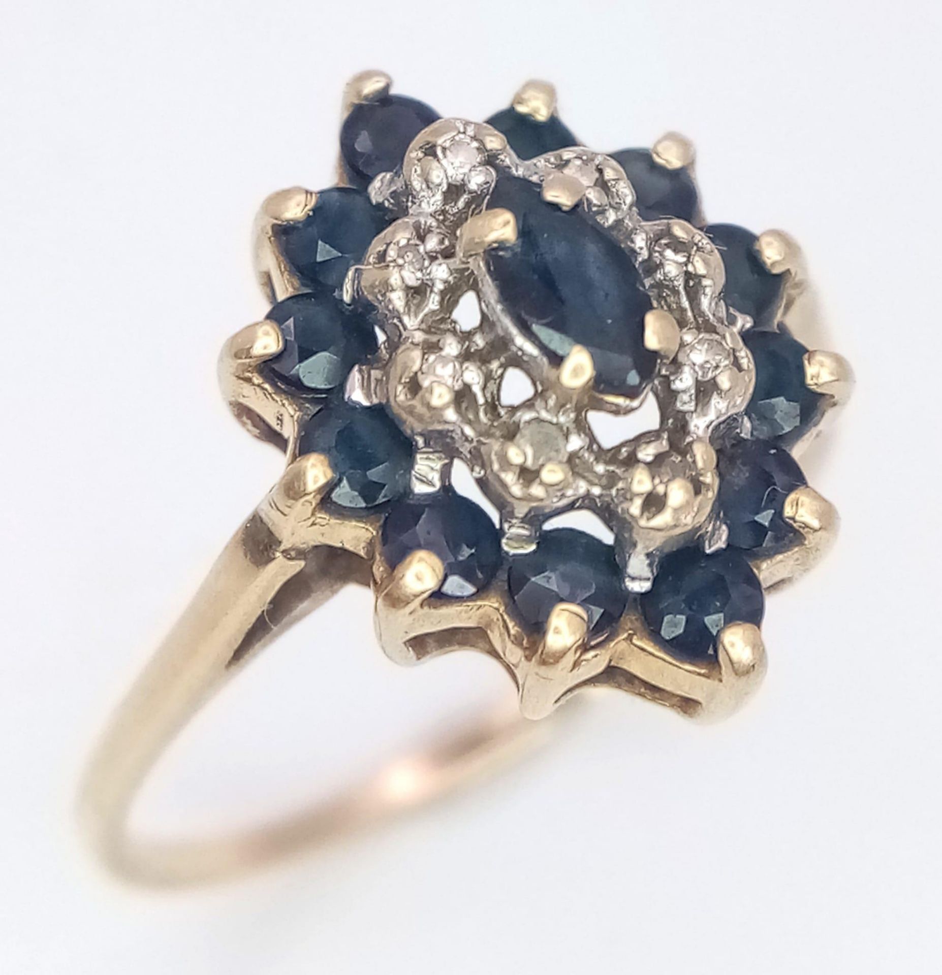 A 9K YELLOW GOLD DIAMOND & SAPPHIRE CLUSTER RING. 2G. SIZE Q. - Image 2 of 4