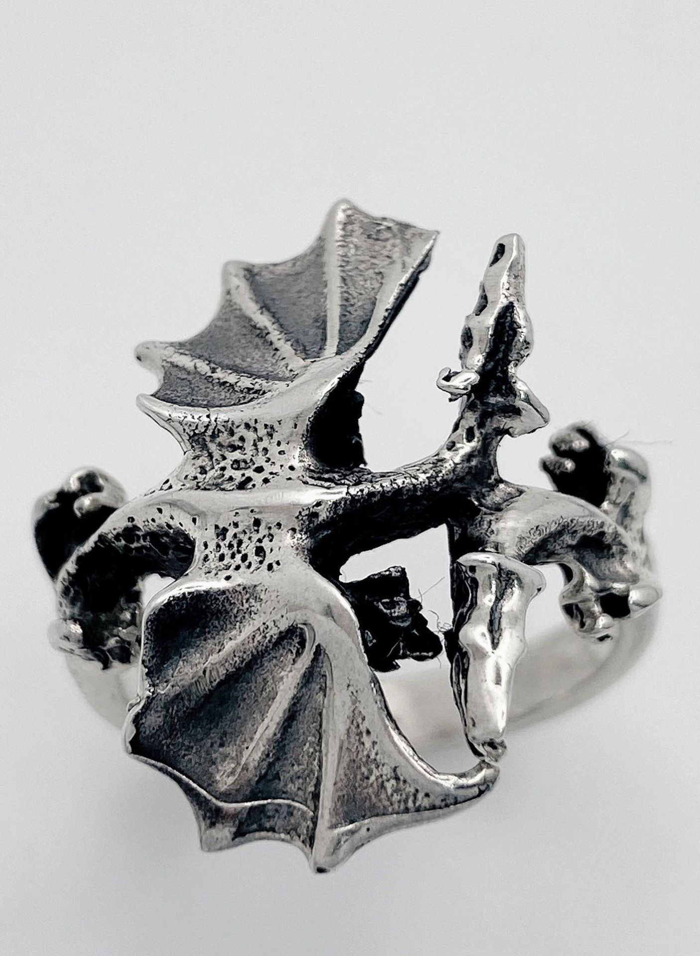 A Vintage Sterling Silver Dragon Detail Ring Size K. The Crown is detailed with a Dragon with - Image 2 of 9