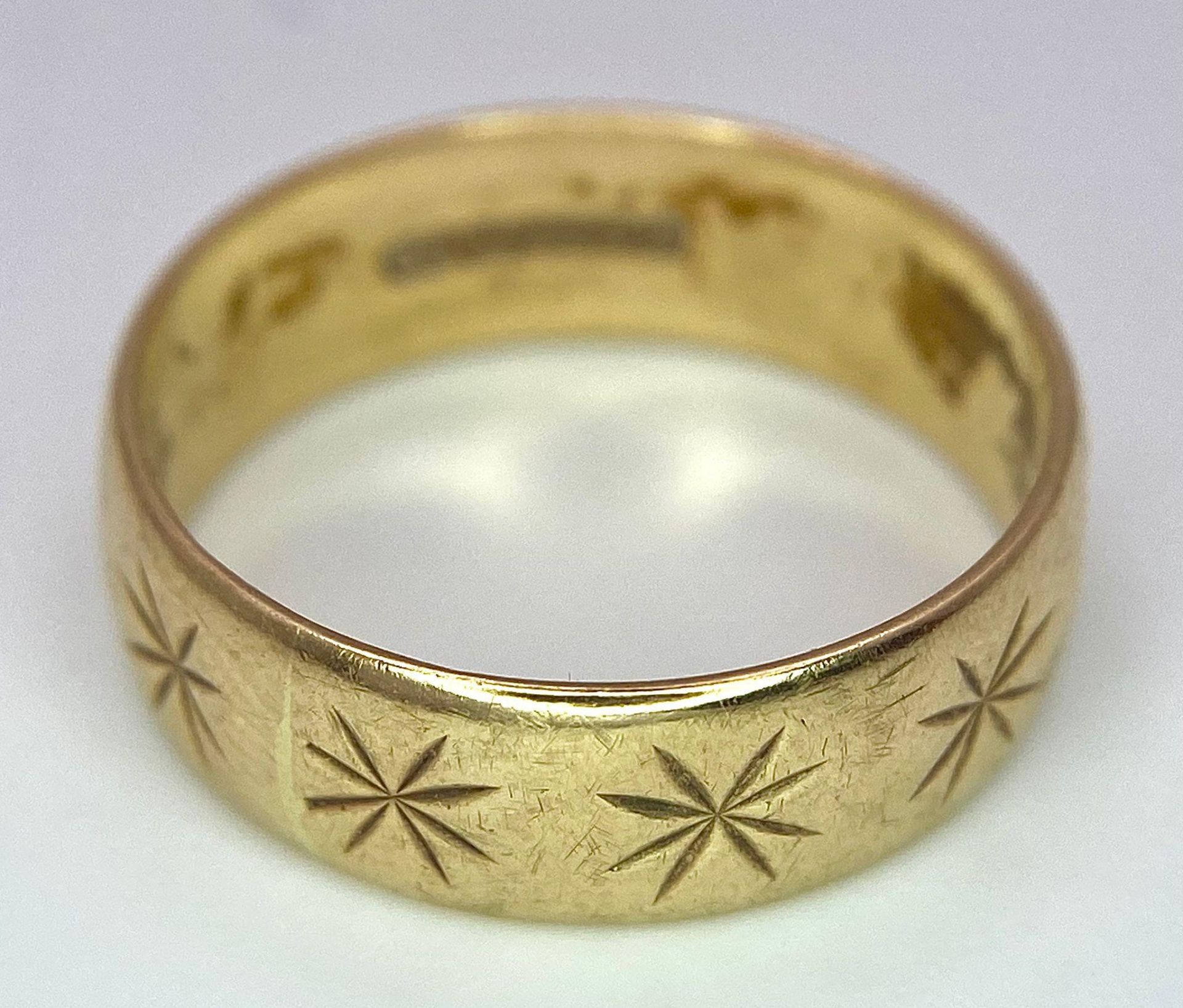 A Vintage 9K Yellow Gold Band Ring with Star Decoration. 5mm width. Size M. 2.8g weight. - Bild 4 aus 6
