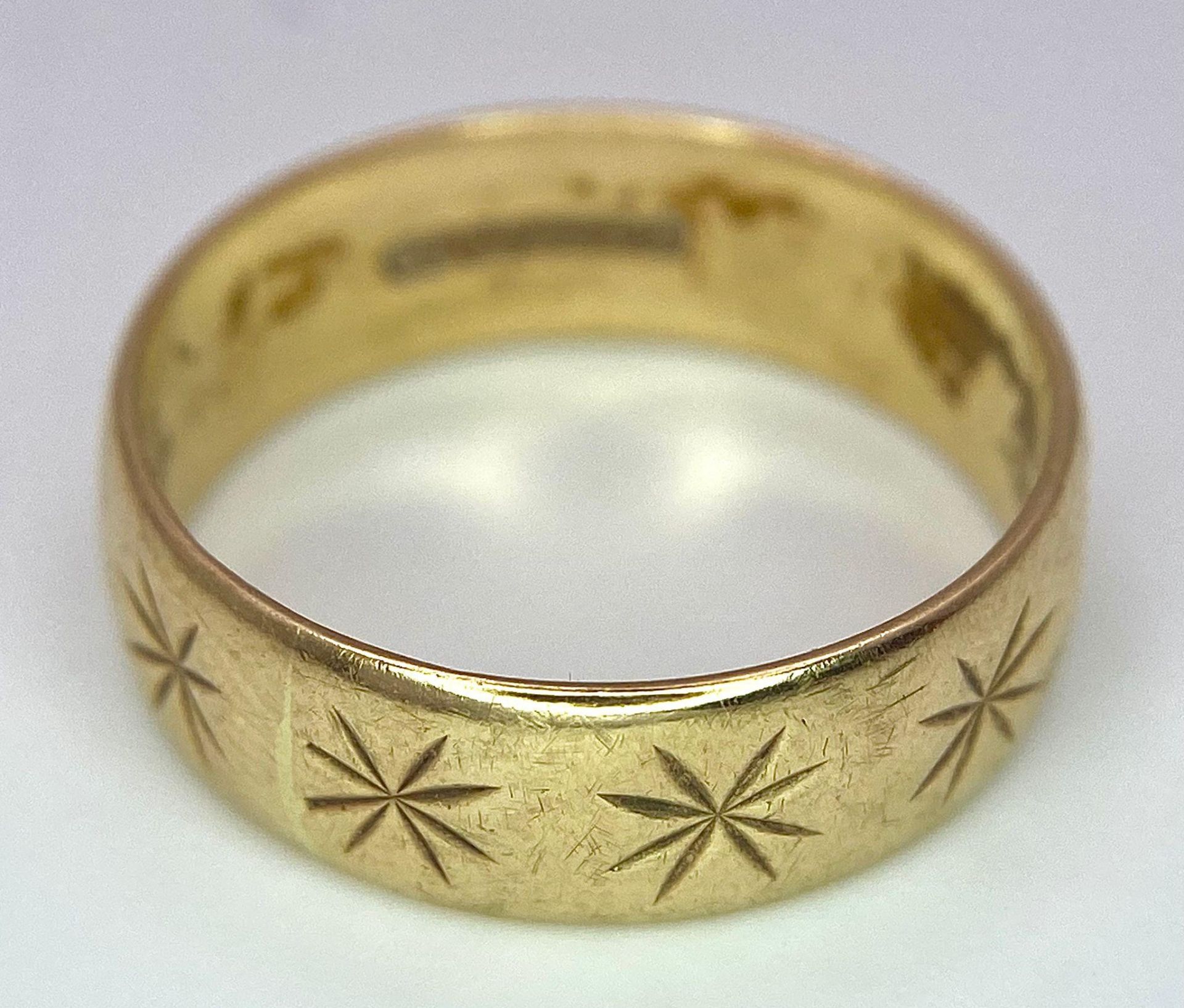 A Vintage 9K Yellow Gold Band Ring with Star Decoration. 5mm width. Size M. 2.8g weight. - Image 4 of 6