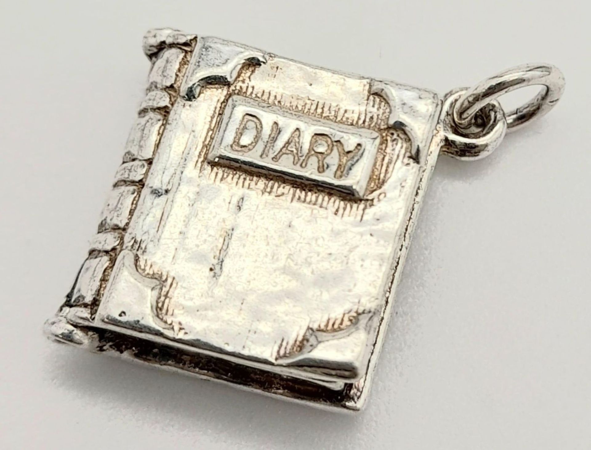 A STERLING SILVER DIARY CHARM/PENDANT, WHICH OPENS UP, WEIGHT 4.8G - Bild 3 aus 8