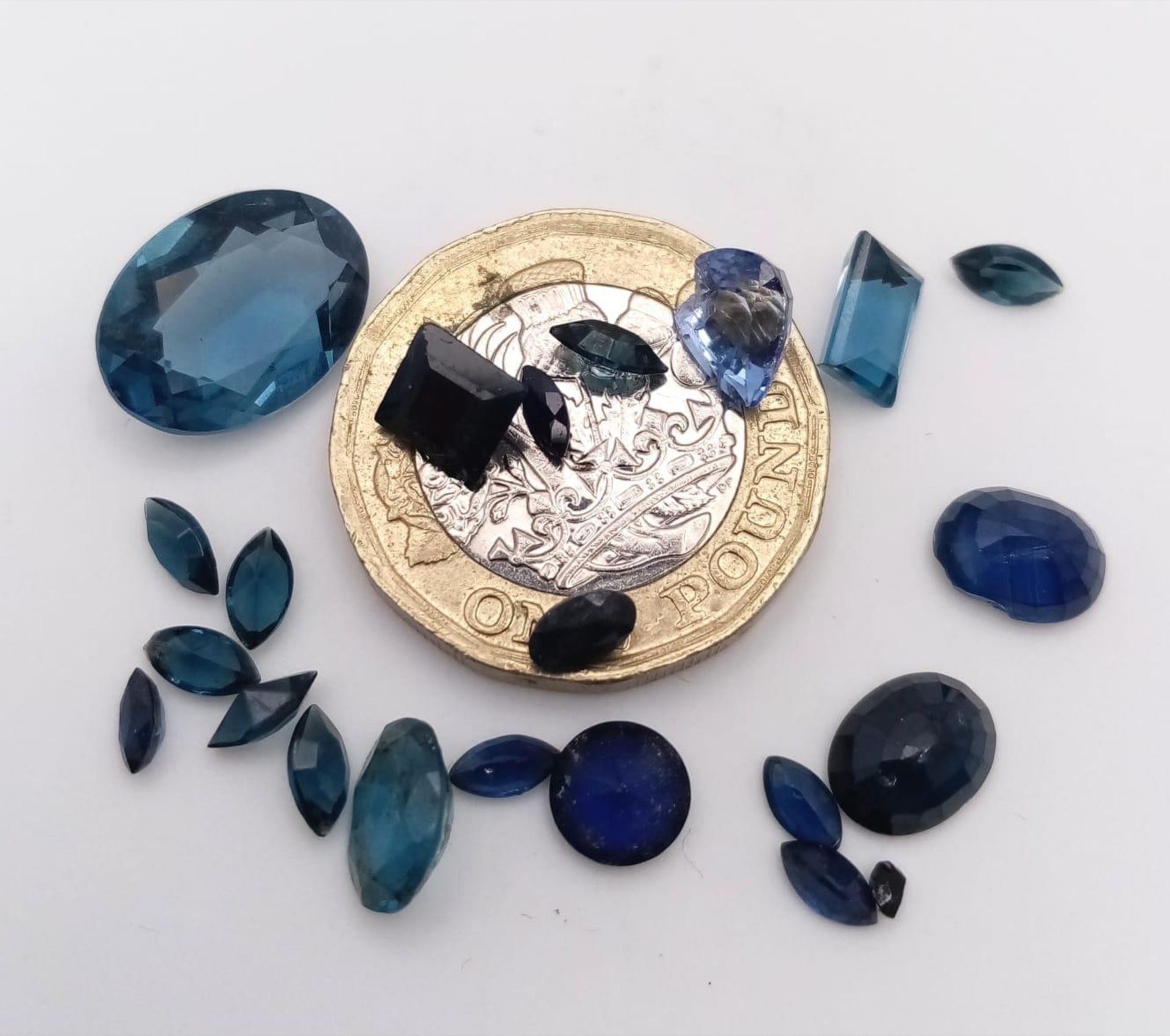 A Parcel of 21 Sapphires. Assorted Sizes and Cuts. 18.28 Carats Total. - Bild 3 aus 3