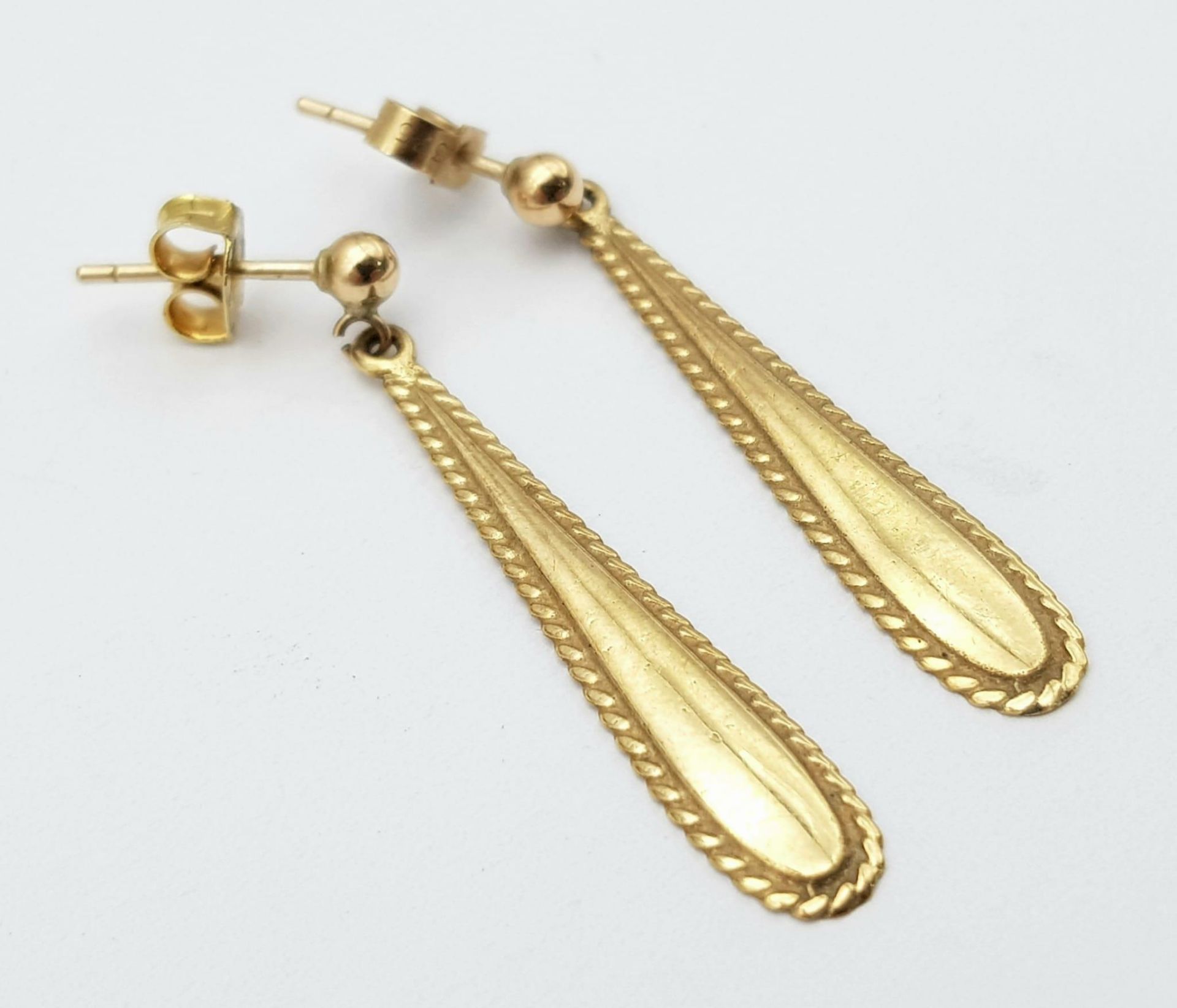 A pair of 9 K yellow gold long pendant earrings, length: 36 mm, weight: 1.7 g. - Bild 2 aus 4