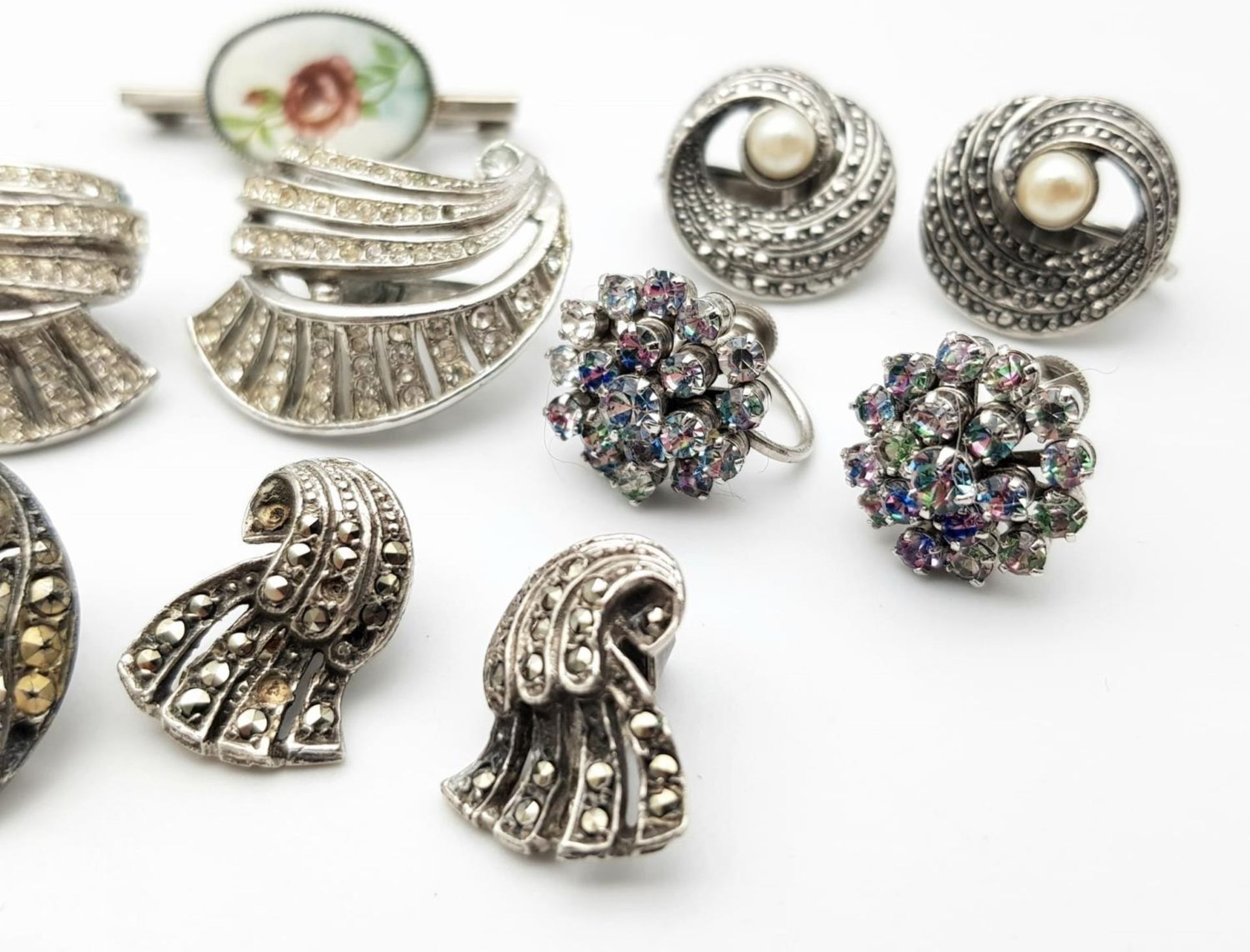 An Art Deco Style White Metal Jewellery Lot. Comprising of four pairs of earrings, and five - Image 2 of 14