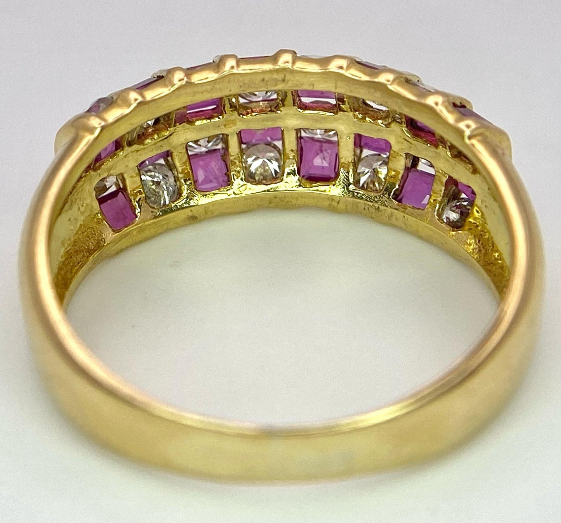 A STUNNING 18K GOLD DIAMOND AND RUBY RING , HAVING 4 ROWS OF ALTERNATING STONES . 4.1gms size M - Bild 9 aus 15