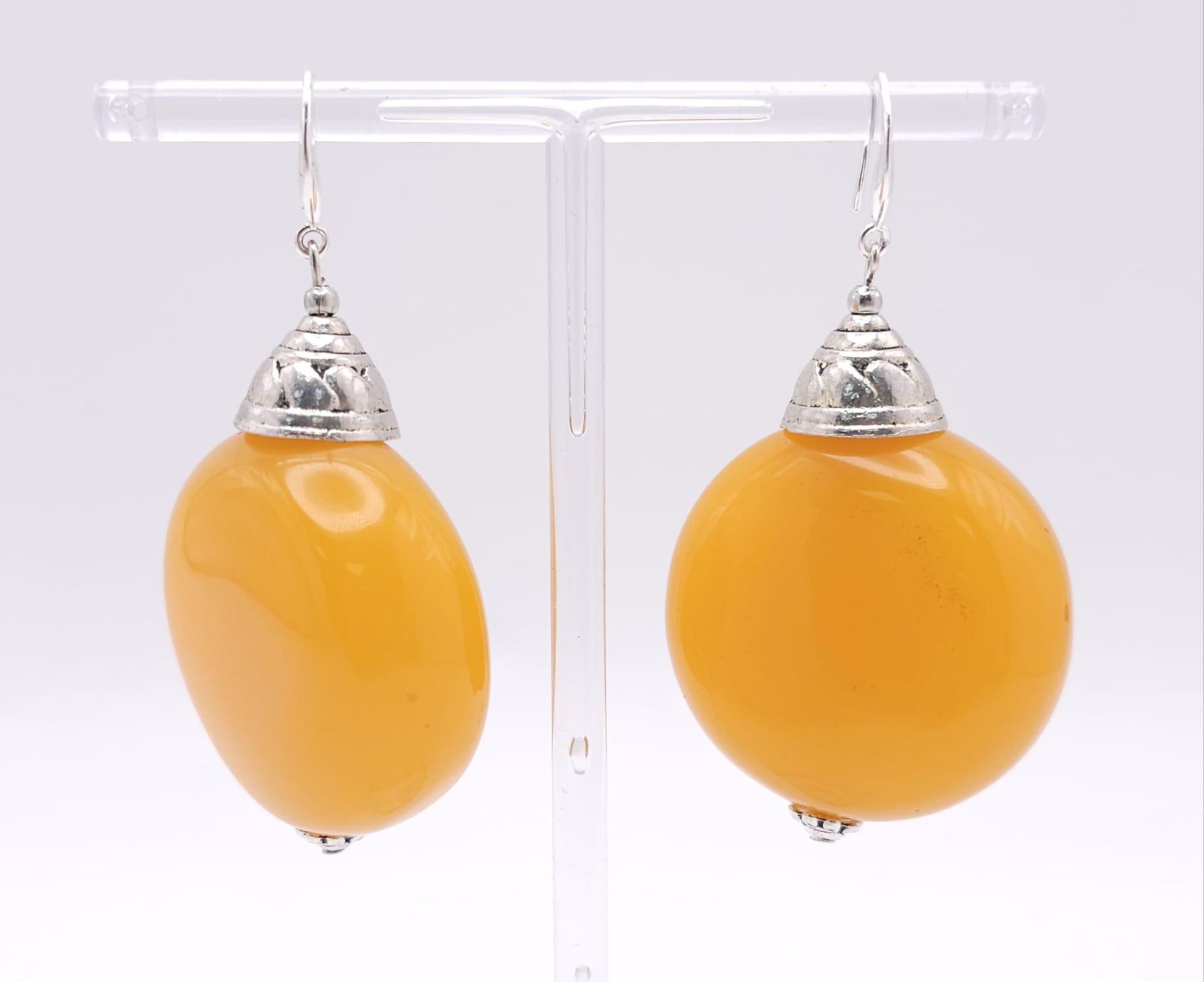 An Egg Yolk Amber Resin Necklace and Earrings Set. 46cm necklace. earrings - 5cm. - Bild 9 aus 13