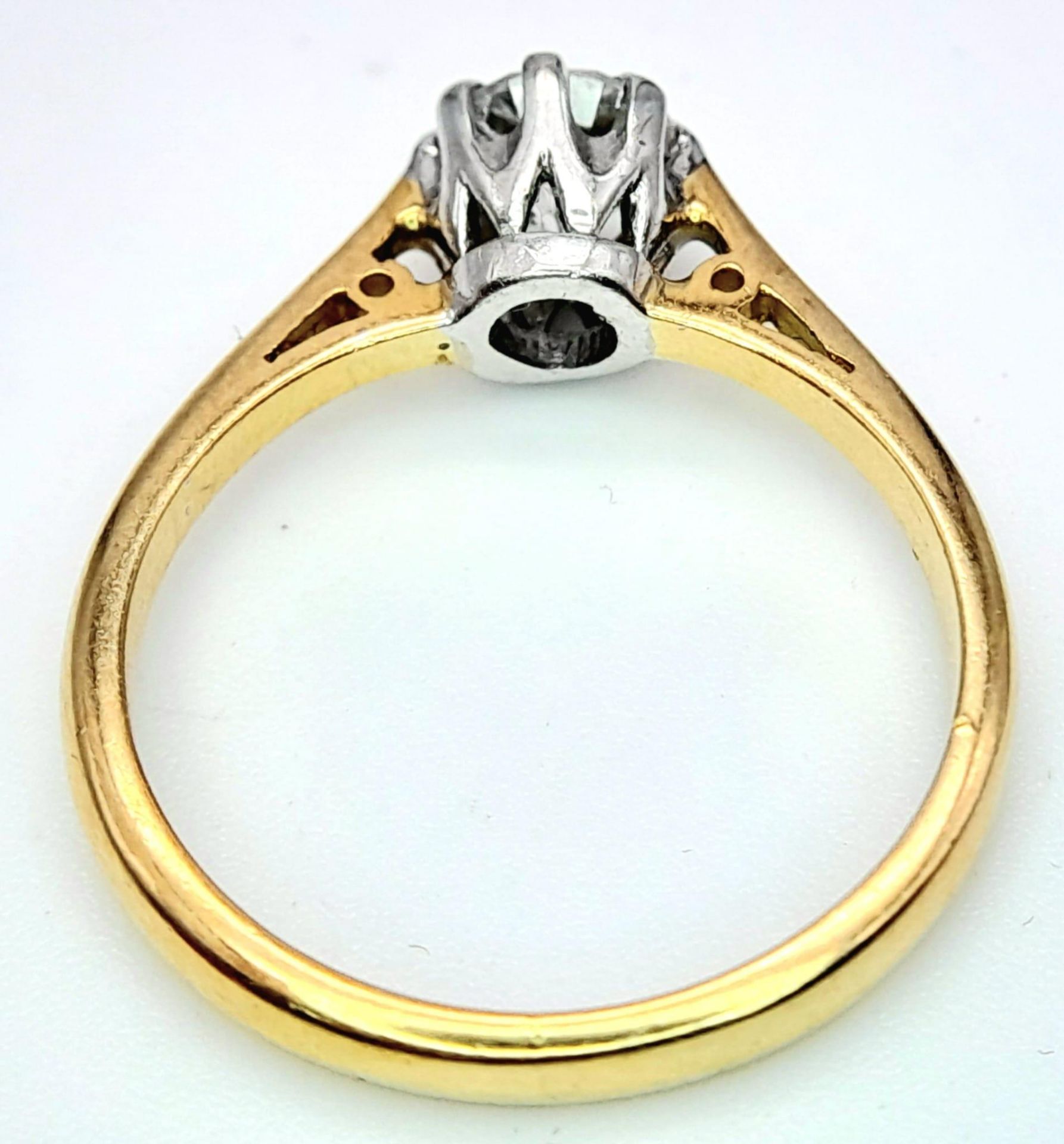 AN 18K YELLOW GOLD DIAMOND SOLITAIRE RING - 0.65CT. 8 CLAW SETTING. 3.4G. SIZE L. - Bild 4 aus 5