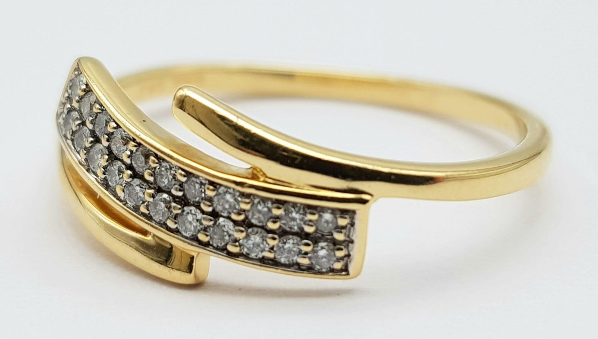 An 18K Yellow Gold Diamond 2 Row Crossover Ring. Size N, 2.2g total weight. Ref: 8461 - Image 4 of 9